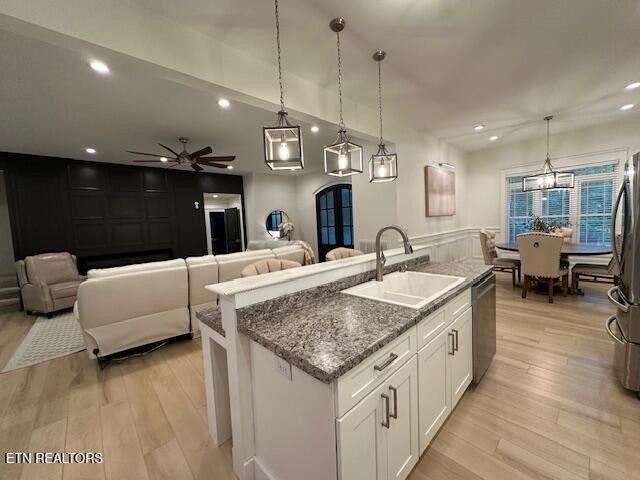 Middlesboro, Kentucky, 40965, United States, 5 Bedrooms Bedrooms, ,4 BathroomsBathrooms,Residential,For Sale,1915642