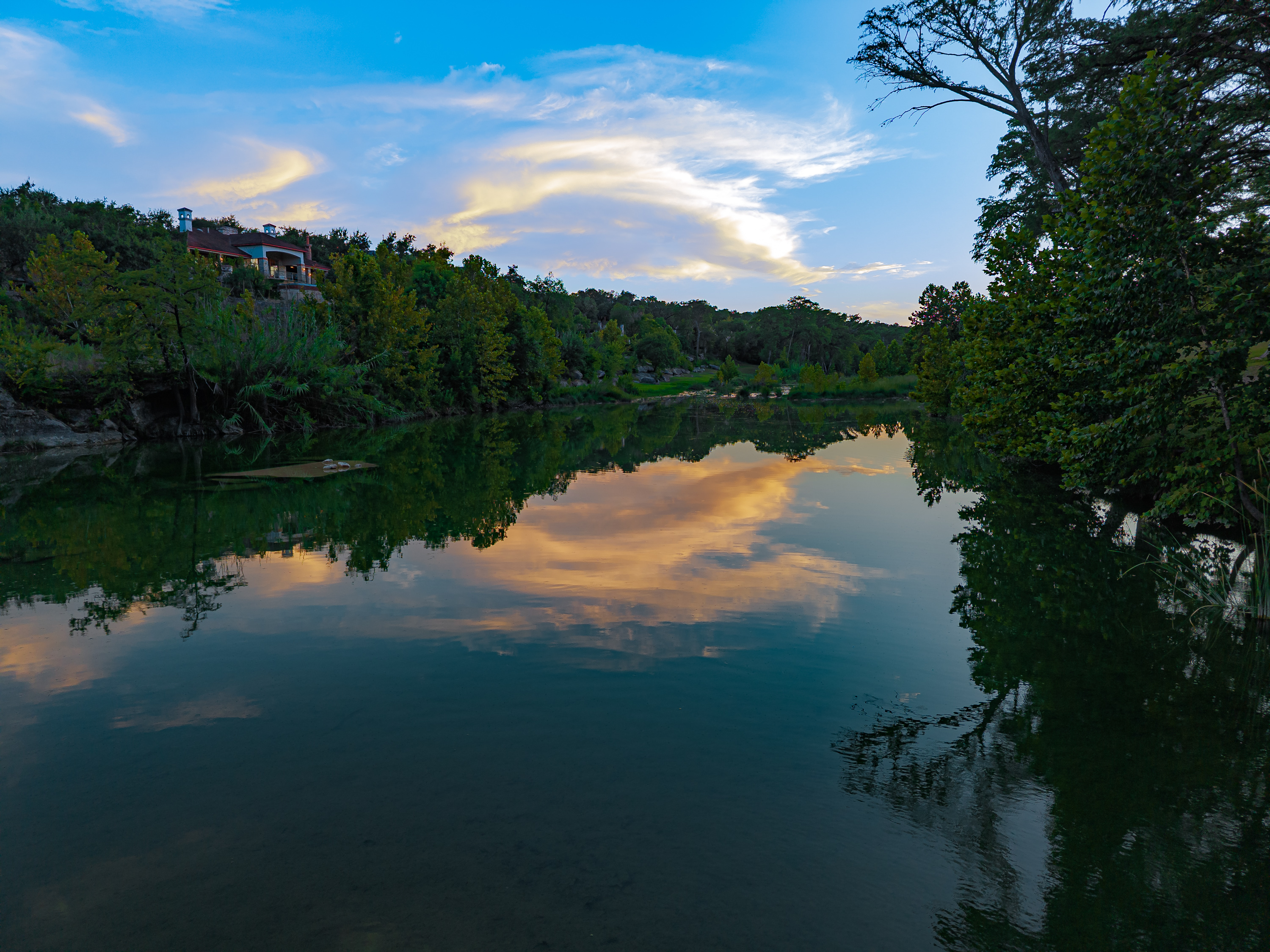  Secluded Riverfront Estate - 物件實景
