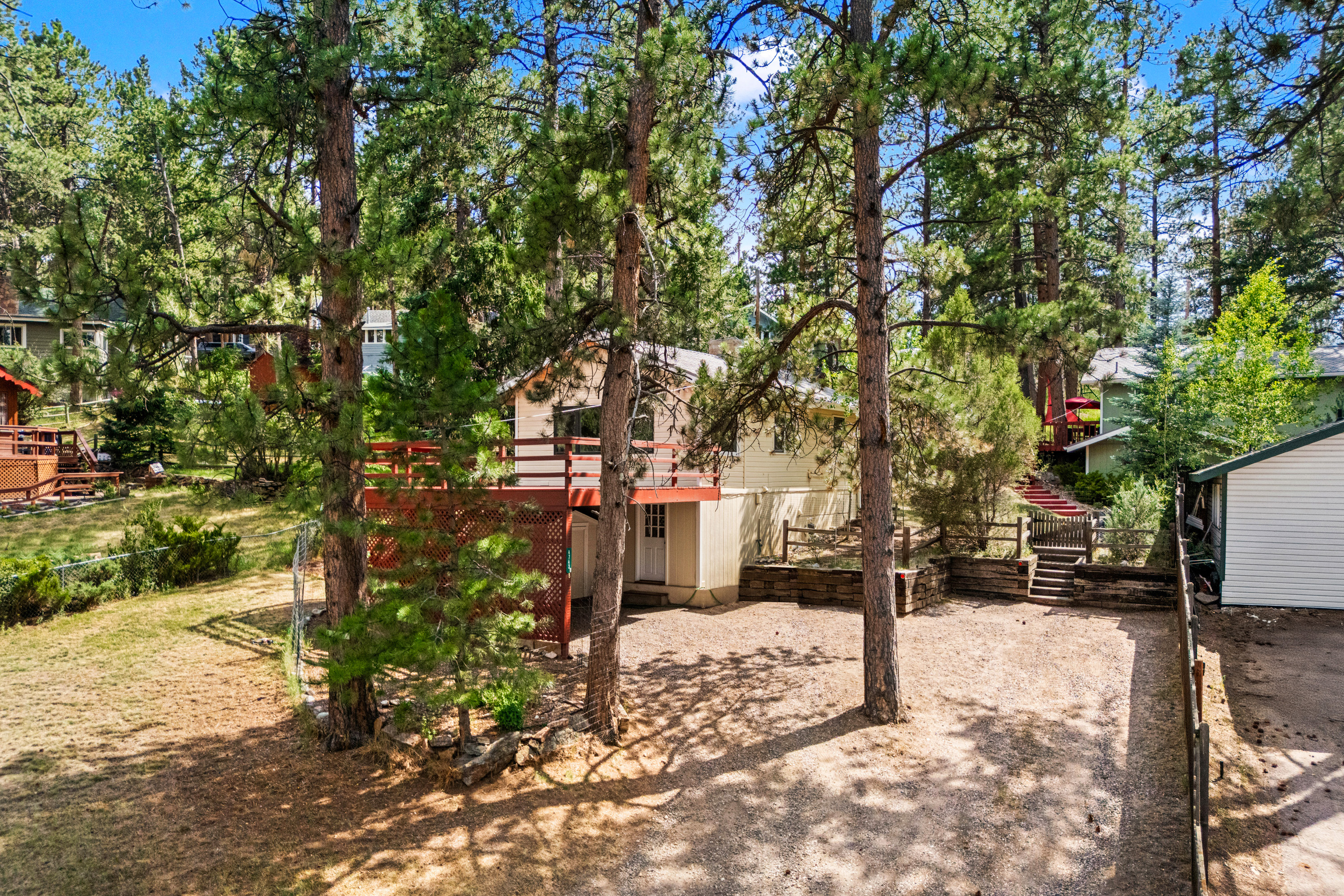  Rare Opportunity to Own 2 Homes Just Steps Away from Coveted Evergreen Lake - 物件實景