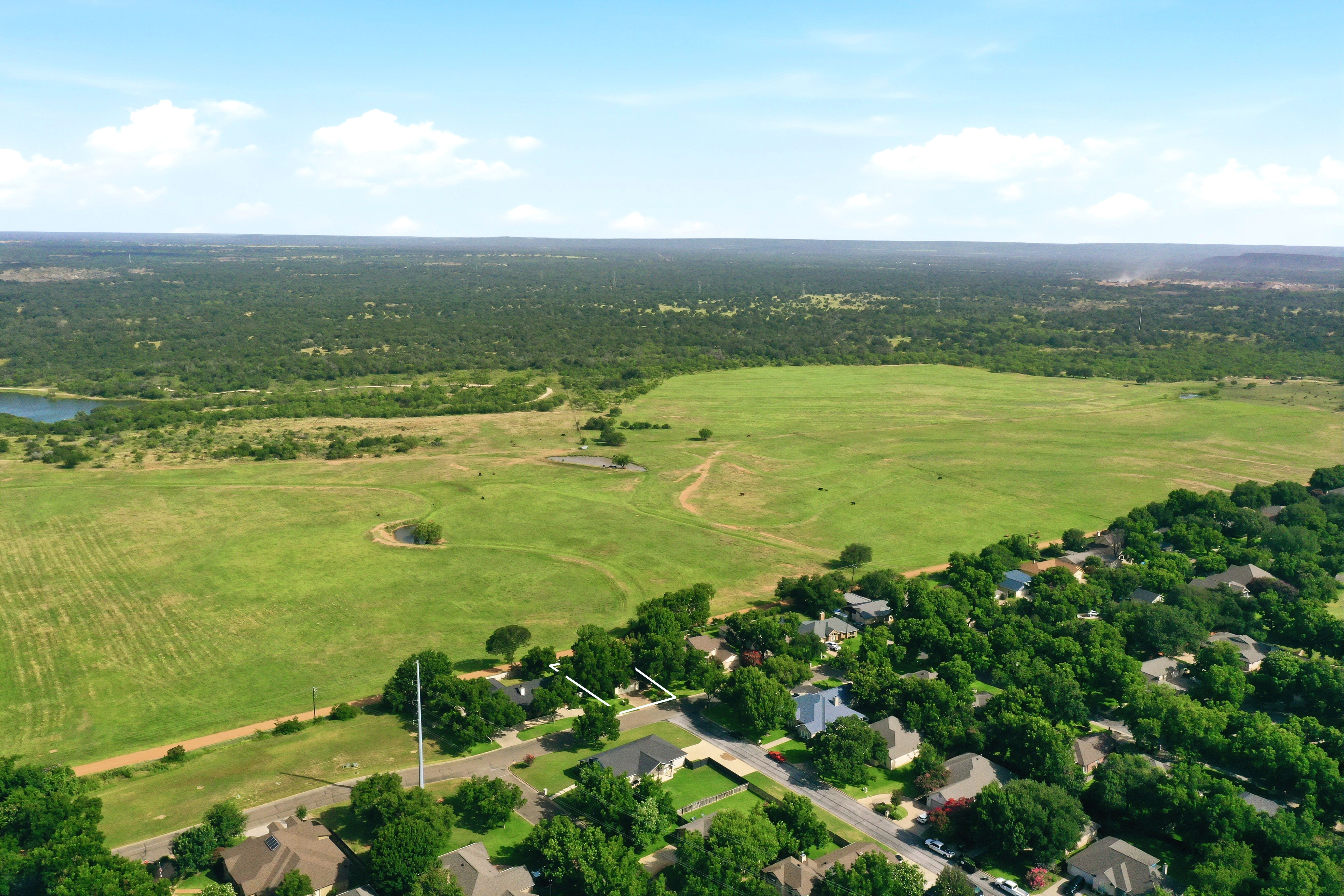  Gated Golf & Lake Community Home in Meadowlakes  Backs to Ranch - 物件實景