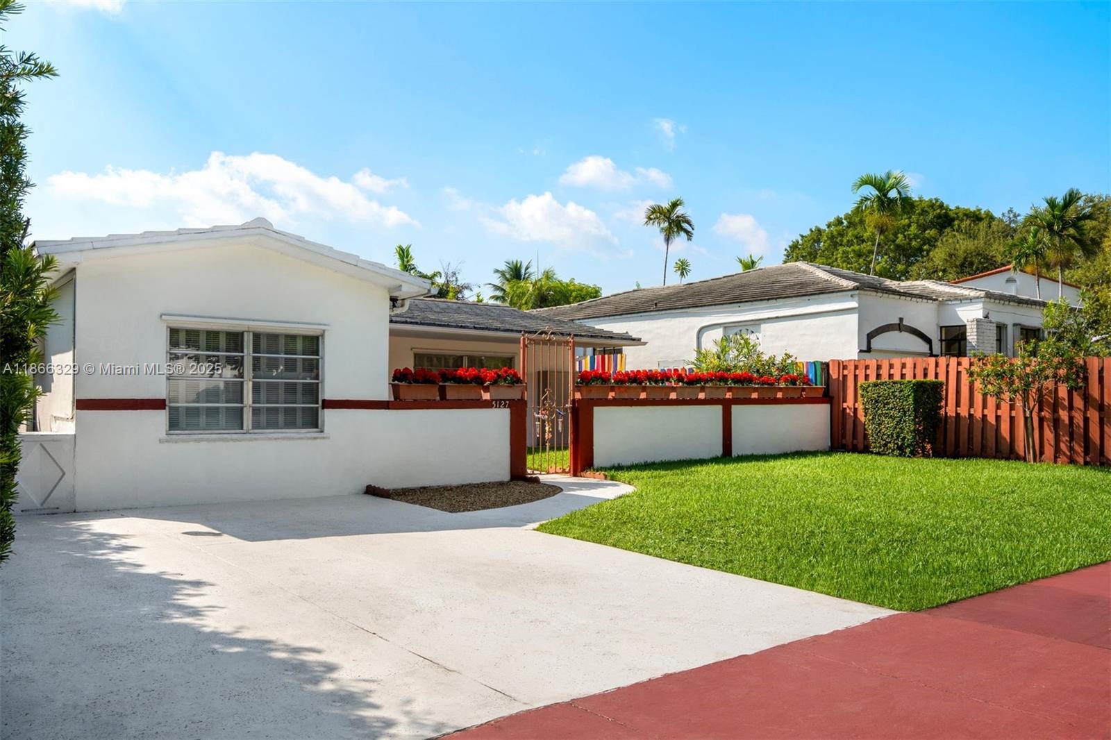 Miami Beach, Florida, 33140, United States, 3 Bedrooms Bedrooms, ,2 BathroomsBathrooms,Residential,For Sale,1934201