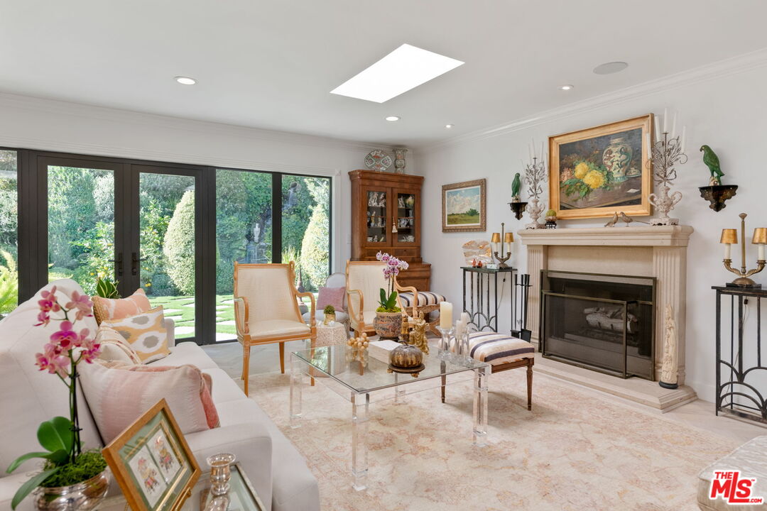 Los Angeles, California, 90049, United States, 4 Bedrooms Bedrooms, ,1 BathroomBathrooms,Residential,For Sale,1991602