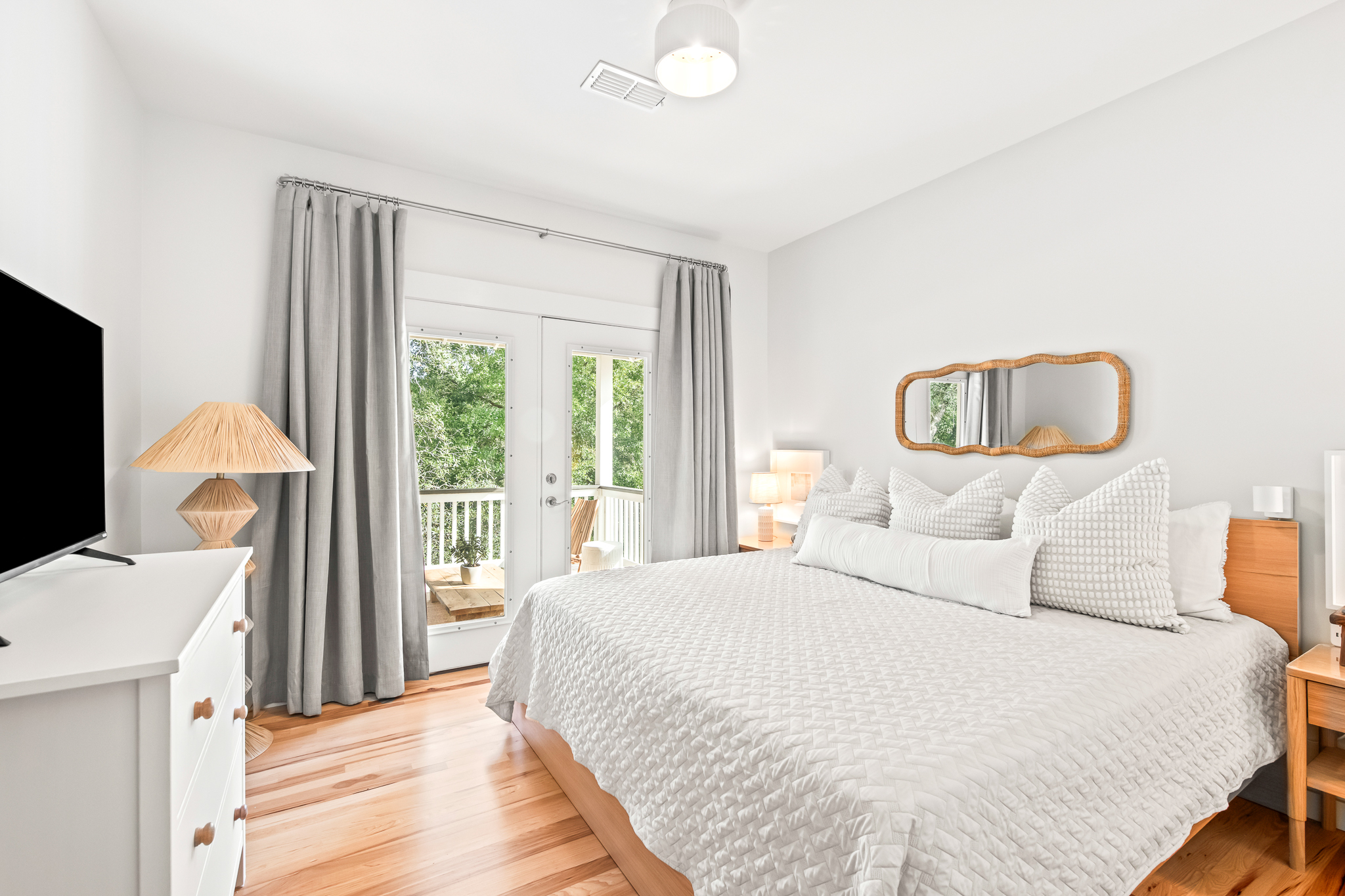  Furnished Coastal Retreat on Over an Acre with Pickleball Court - 物件實景