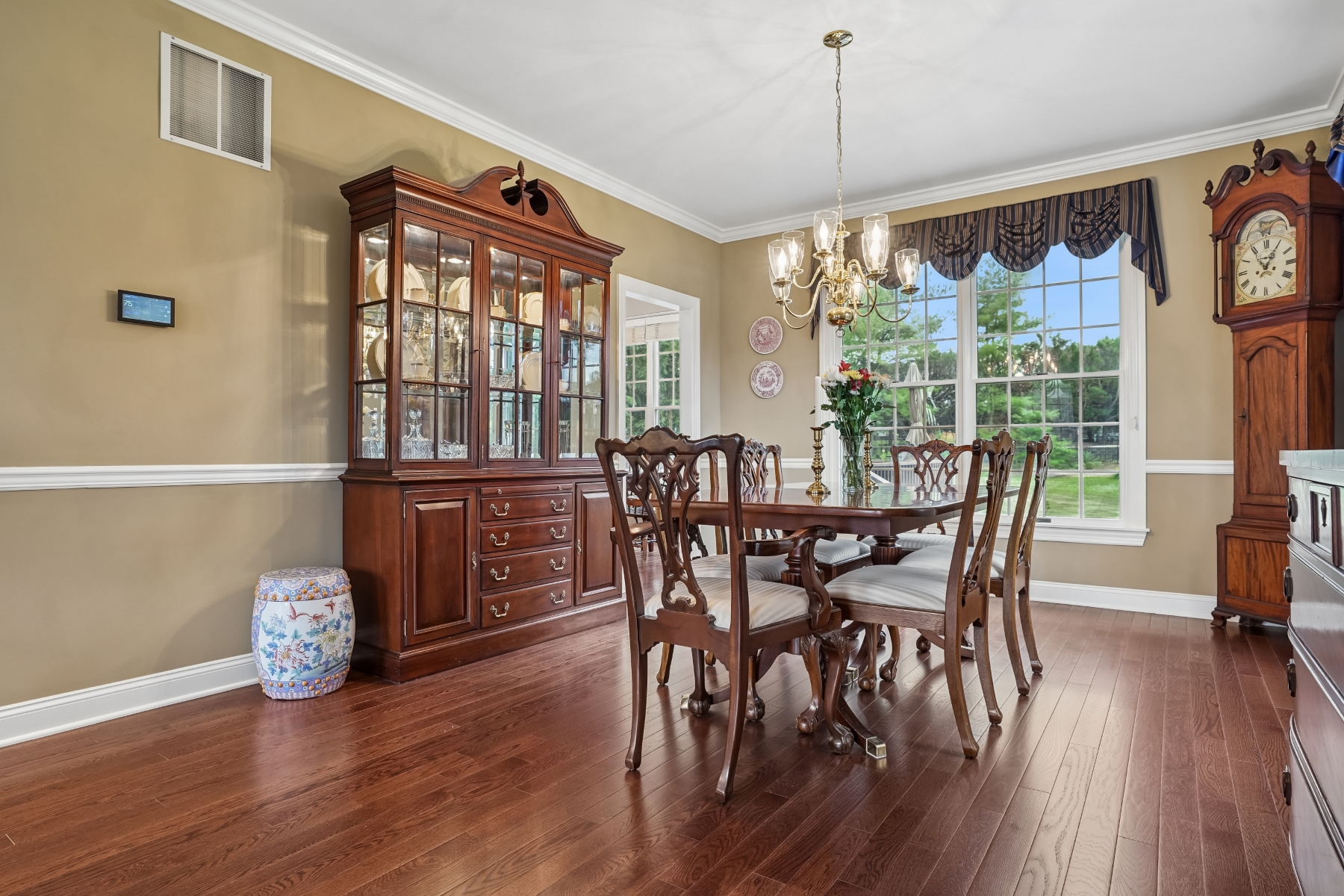  ?Staats Farm? Colonial Blends Classic Charm with Modern Updates - 物件實景
