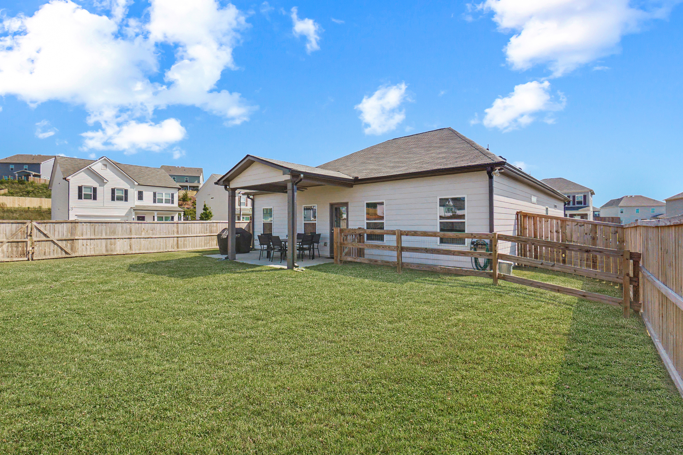  Better-Than-New Ranch with Designer Upgrades - 物件實景