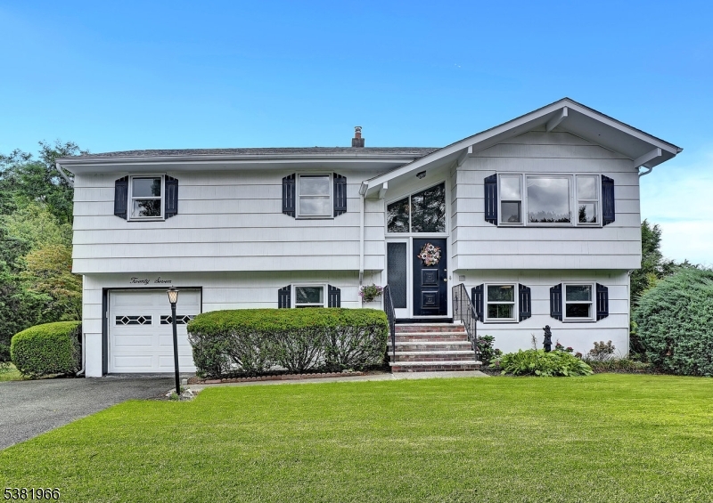 Pequannock Twp., New Jersey, 07444, United States, 3 Bedrooms Bedrooms, ,2 BathroomsBathrooms,Residential,For Sale,1934340