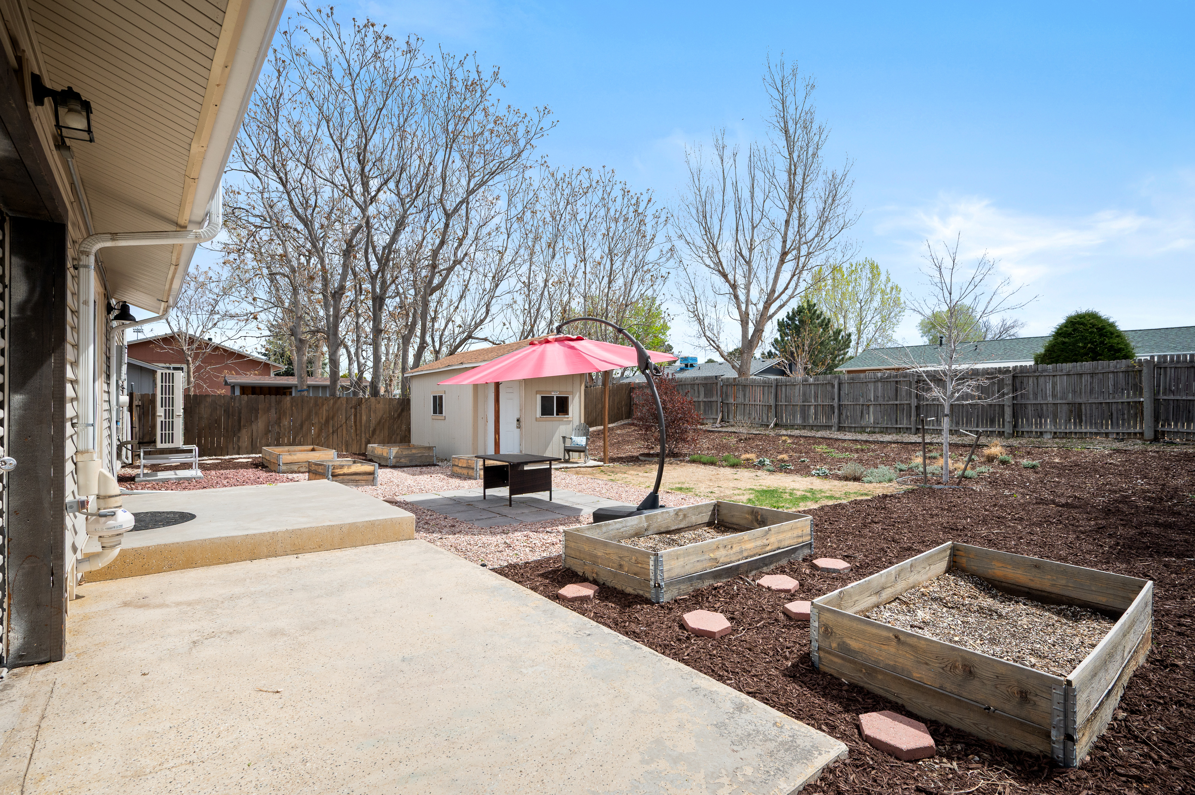  Beautifully Updated Tri-Level Home in Montbello - 物件實景