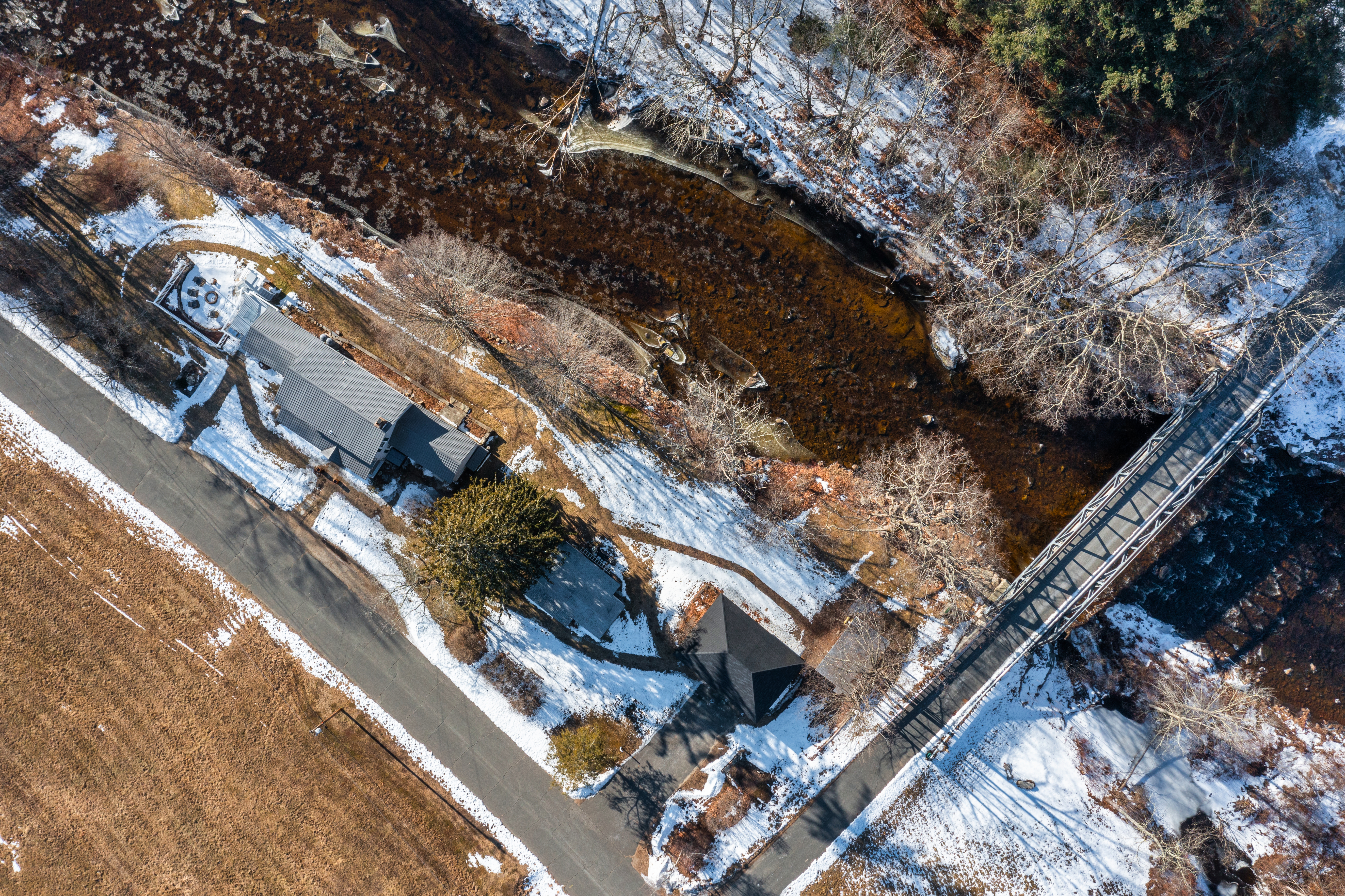  On the Wild and Scenic Farmington River, at the End of a Quiet Road, a House Ful - 物件實景