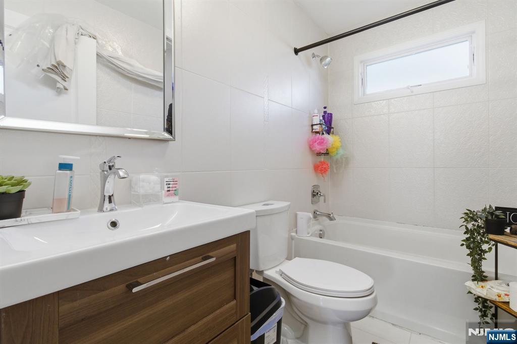 Kearny, New Jersey, 07032, United States, 6 Bedrooms Bedrooms, ,5 BathroomsBathrooms,Residential,For Sale,2032310