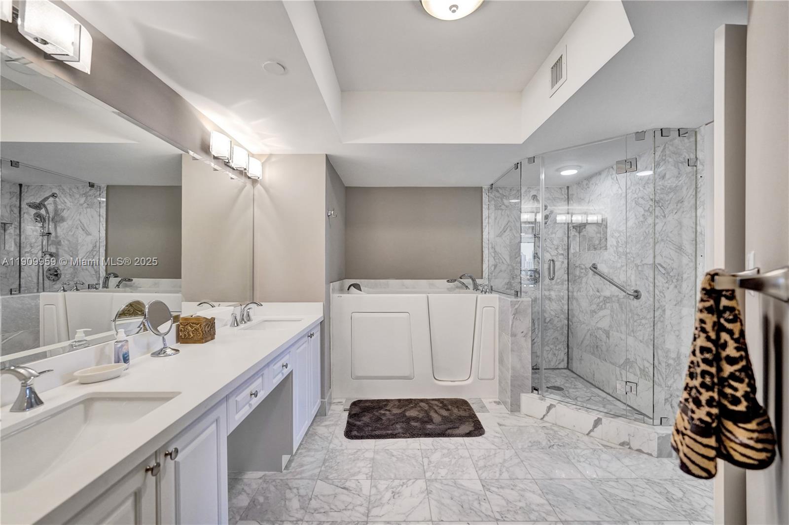 Aventura, Florida, 33180, United States, 2 Bedrooms Bedrooms, ,2 BathroomsBathrooms,Residential,For Sale,1988948