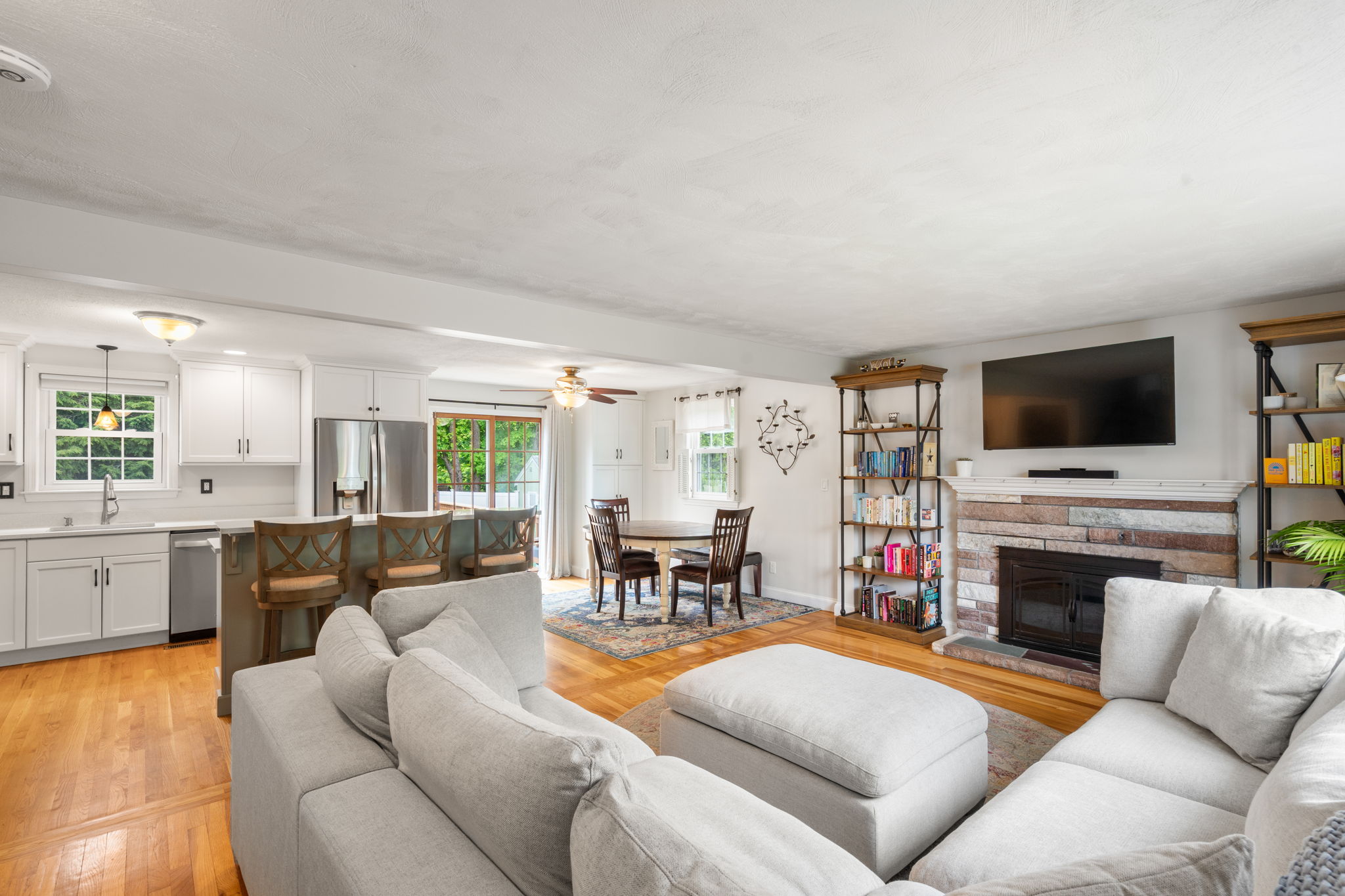  2 Forbes Road, Canton, MA, 02021 - 物件實景