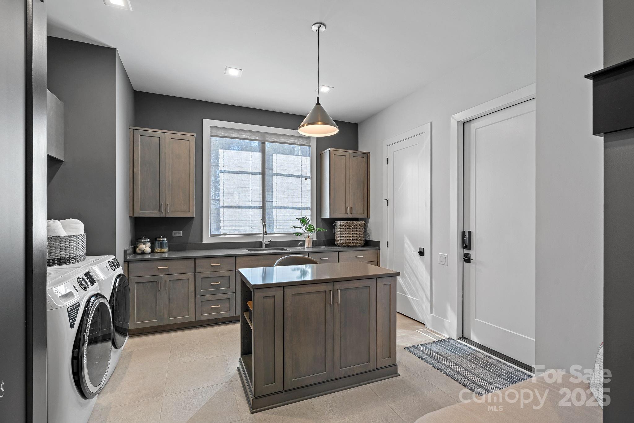 Davidson, North Carolina, 28036, United States, 5 Bedrooms Bedrooms, ,7 BathroomsBathrooms,Residential,For Sale,1989460