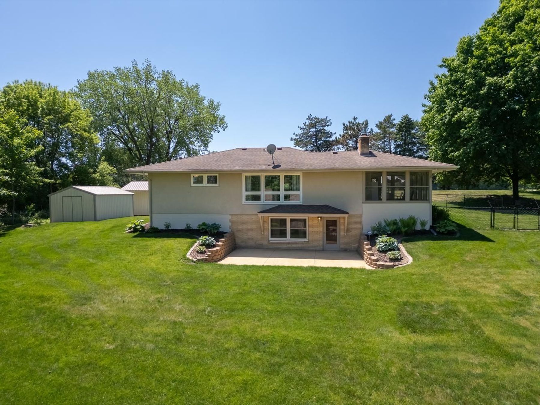  Beautifully Maintained Living with Maple Lake Views - 物件實景