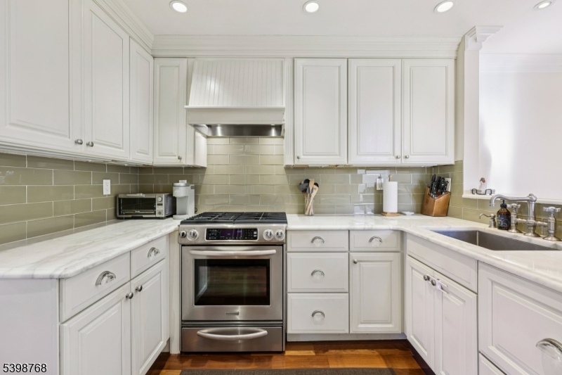 Wayne Twp., New Jersey, 07470, United States, 2 Bedrooms Bedrooms, ,3 BathroomsBathrooms,Residential,For Sale,2002003