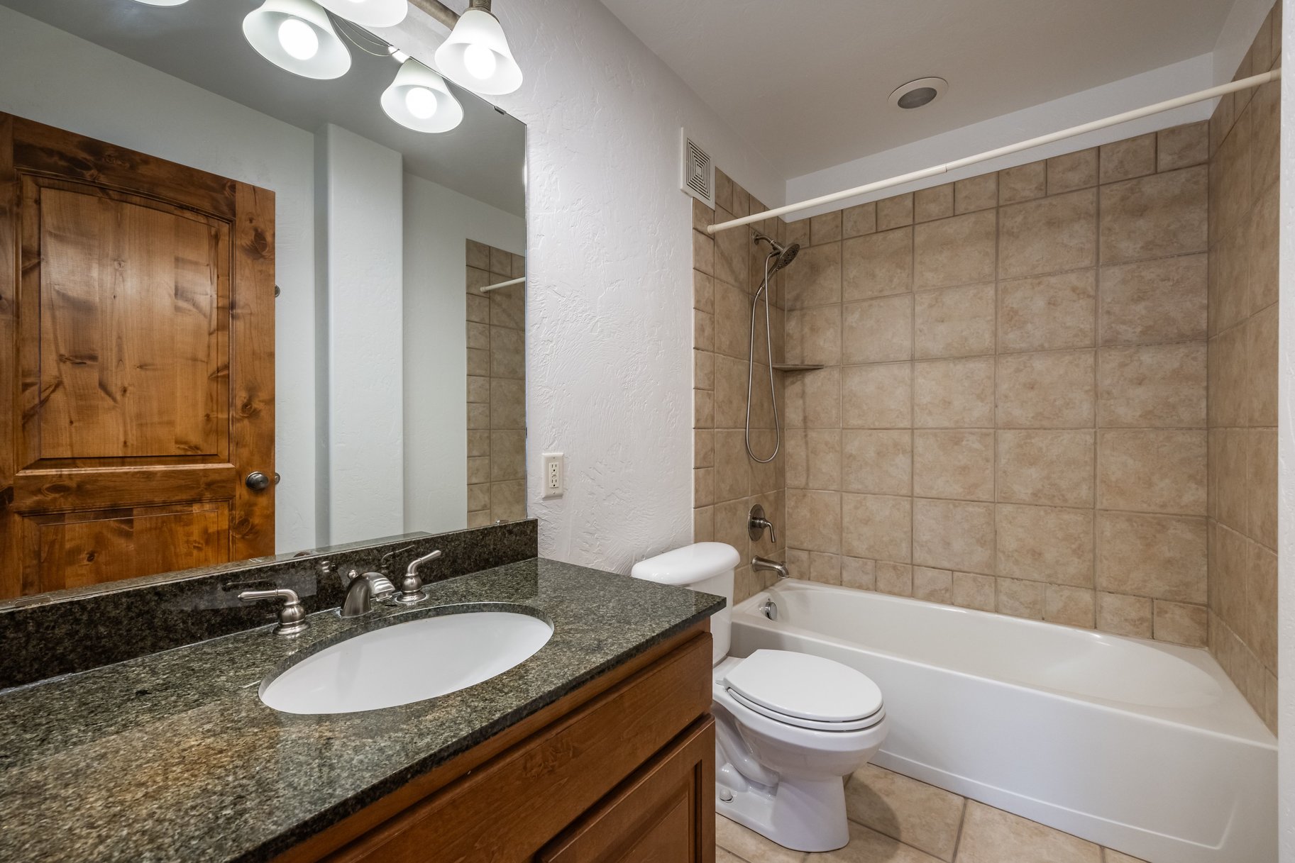  3-Bedroom Fox Point Townhome with 2-Car Garage & Newly Updated Kitchen - 物件實景