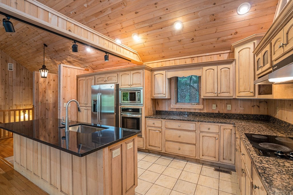 Ellijay, Georgia, 30536, United States, 4 Bedrooms Bedrooms, ,4 BathroomsBathrooms,Residential,For Sale,1888522