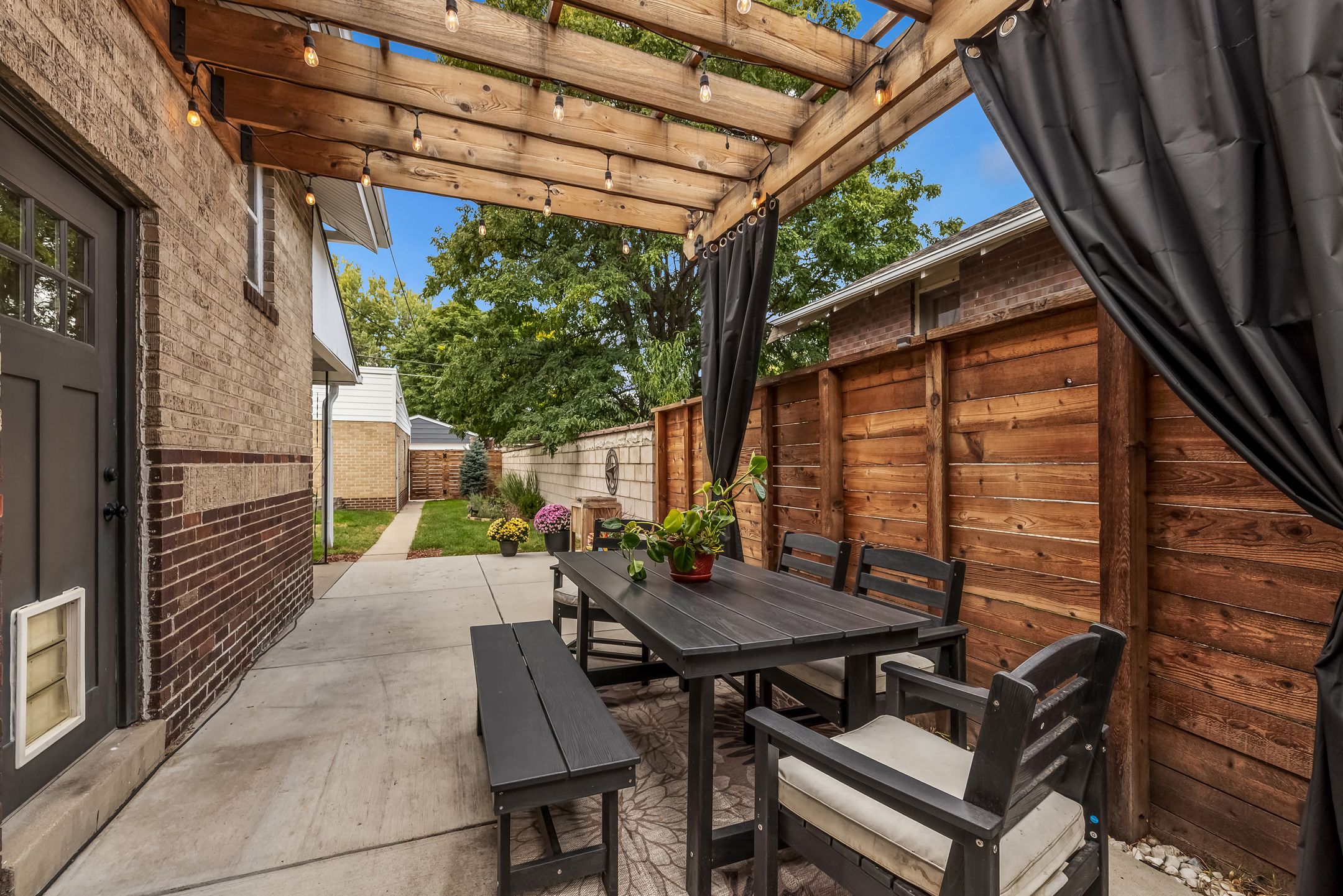  Sunny, bright, and move-in ready. Brimming with updates inside & out - 物件實景