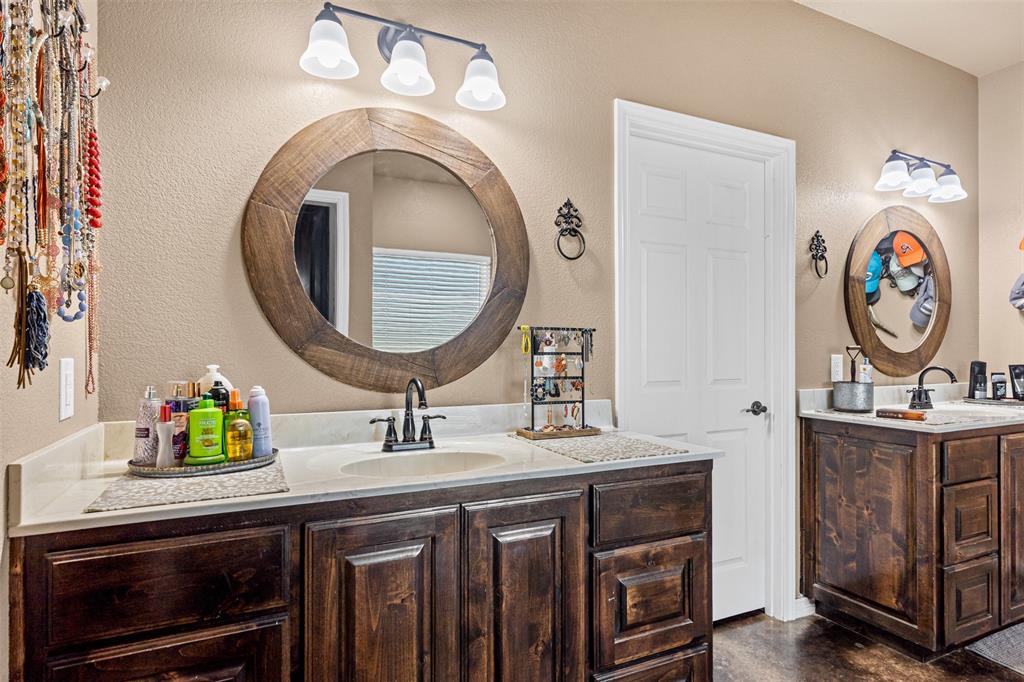 Covington, Texas, 76636, United States, 4 Bedrooms Bedrooms, ,2 BathroomsBathrooms,Residential,For Sale,1847211