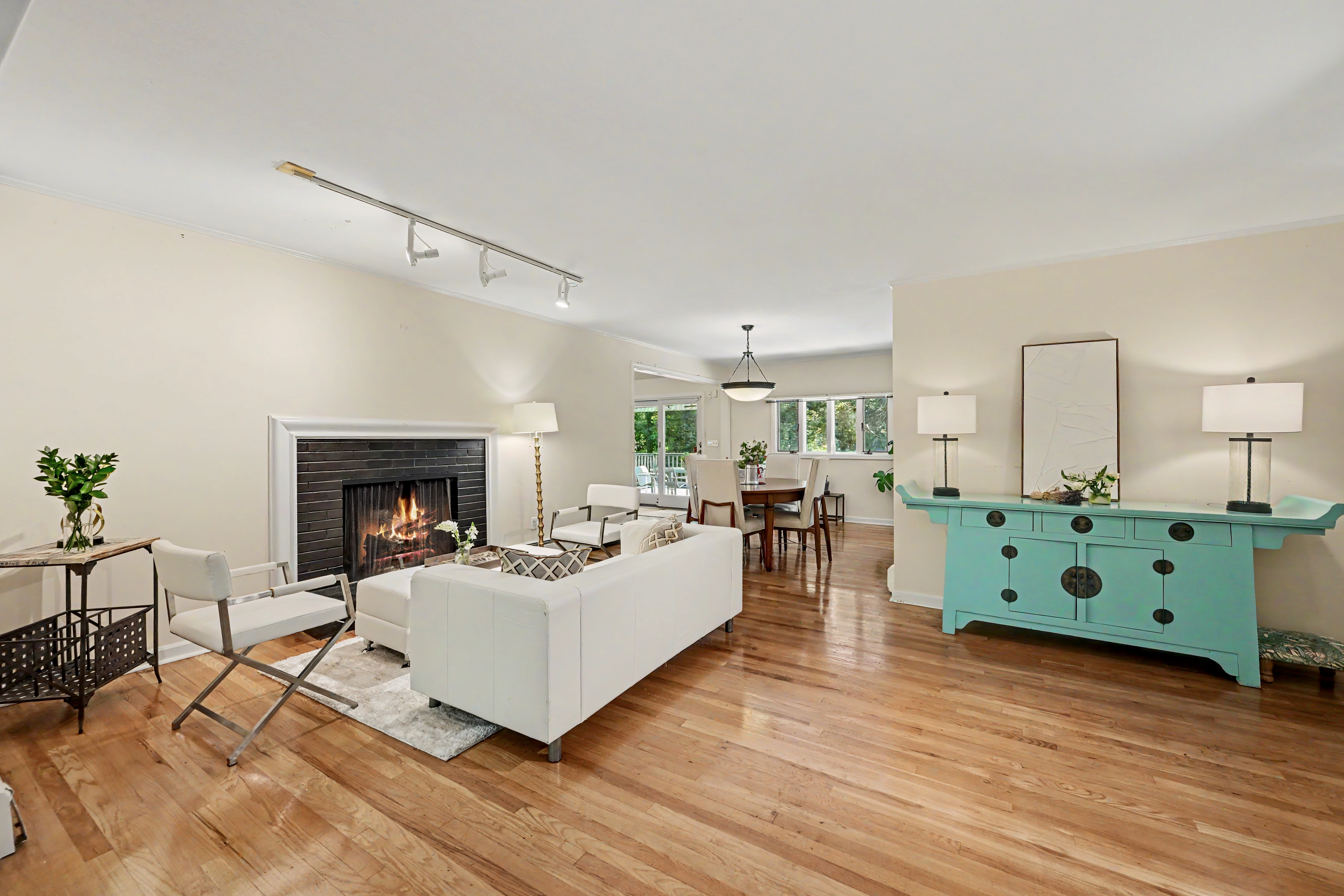  Sun-Drenched Contemporary Colonial Nestled on Two Picturesque Acres - 物件實景