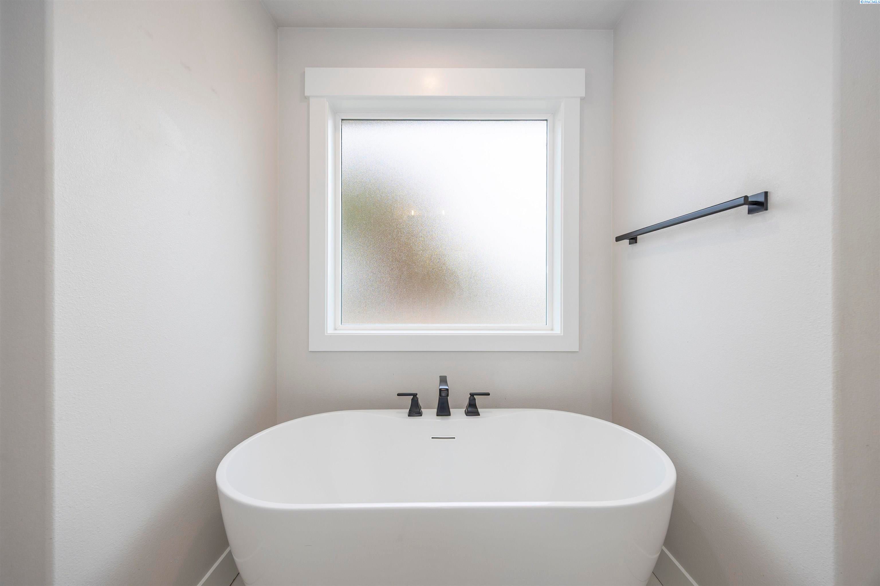 Grandview, Washington, 98930, United States, 5 Bedrooms Bedrooms, ,3 BathroomsBathrooms,Residential,For Sale,1988632