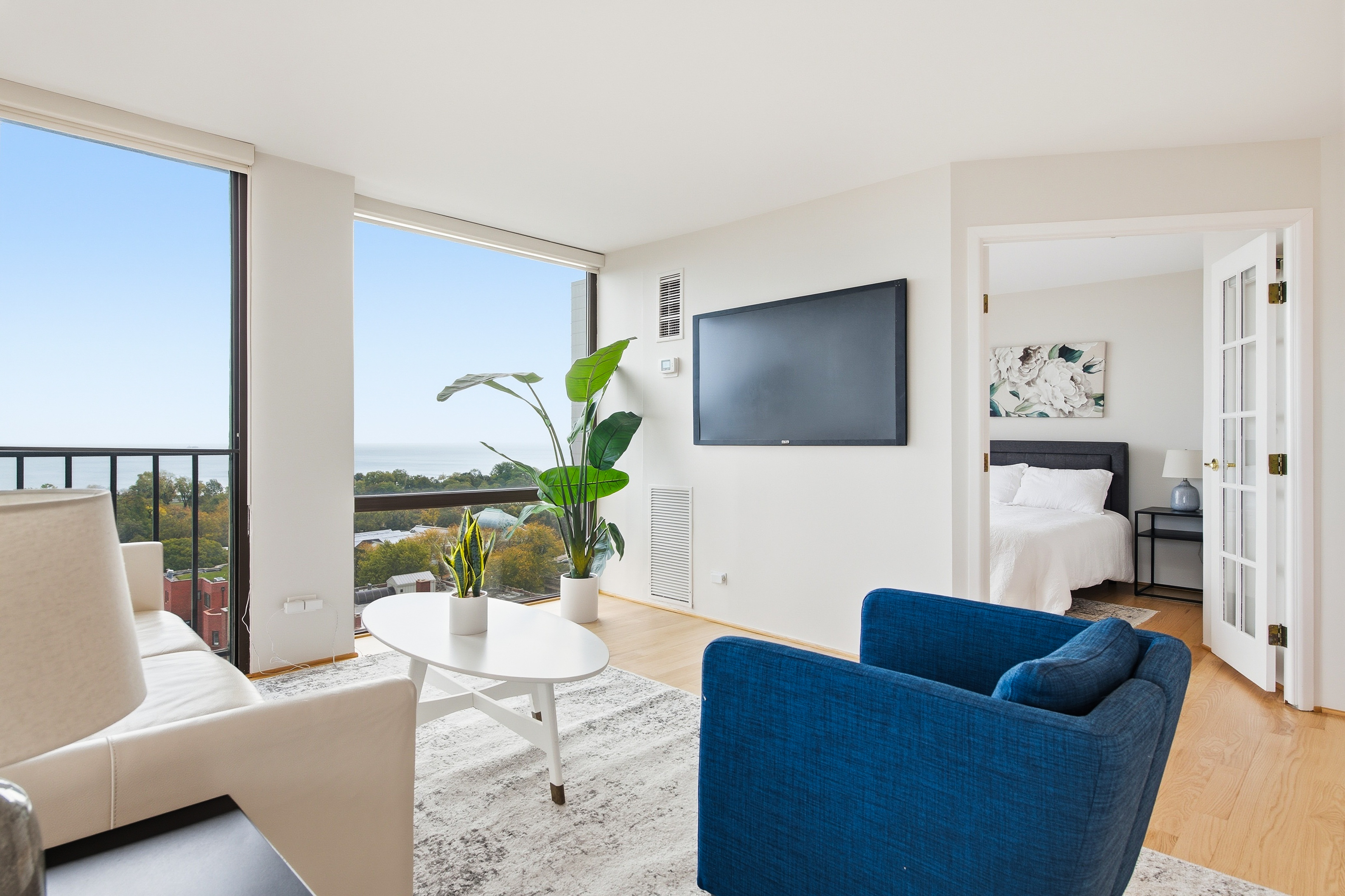  Spectacular 2-bedroom, 2-bath Corner Residence Perched High Above Lincoln Park - 物件實景