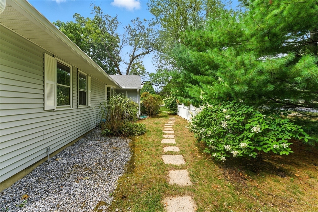 Longmeadow, Massachusetts, 01106, United States, 3 Bedrooms Bedrooms, ,3 BathroomsBathrooms,Residential,For Sale,1933397