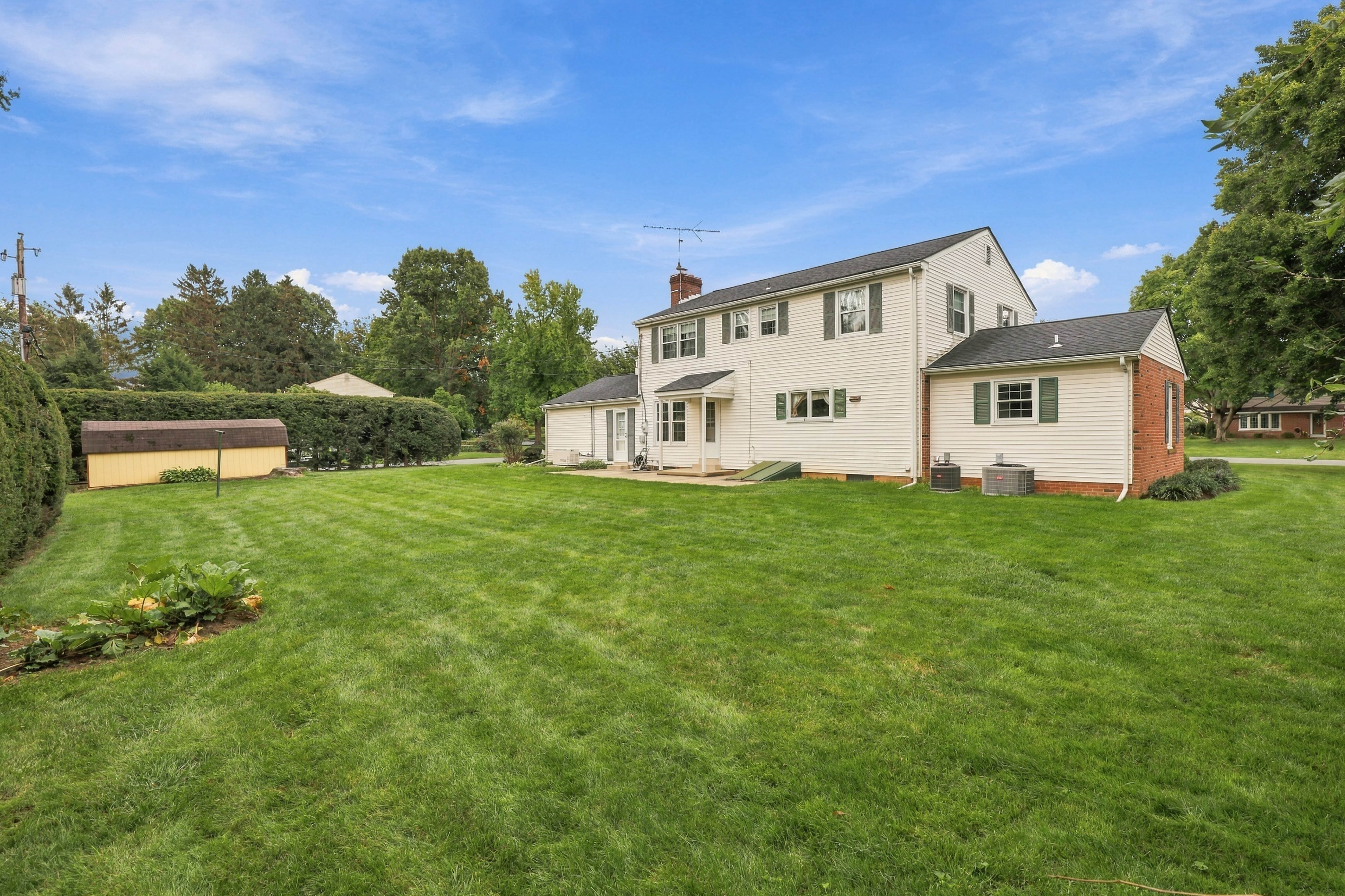  1919 Robindale Ave - 物件實景