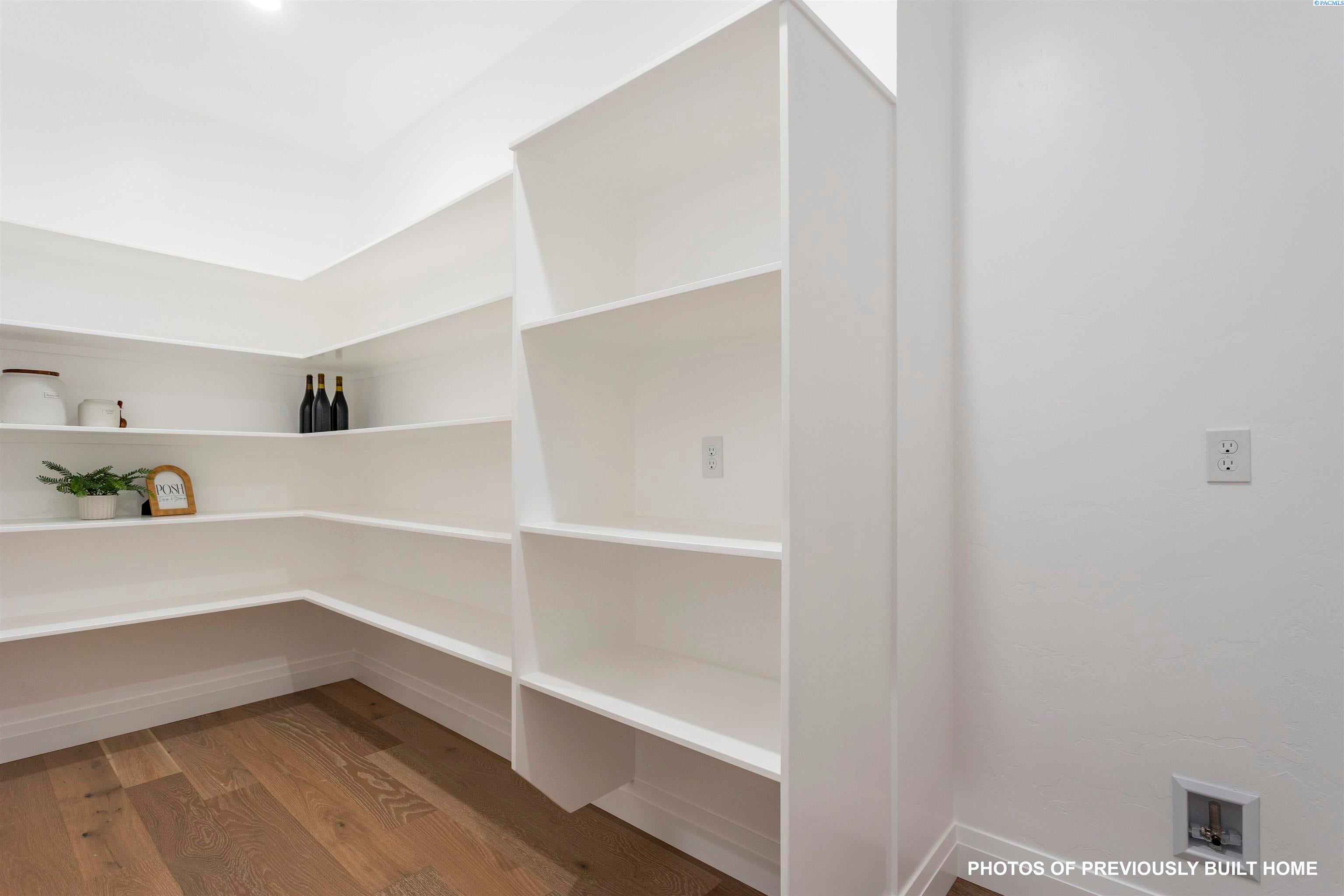 Pasco, Washington, 99301, United States, 4 Bedrooms Bedrooms, ,3 BathroomsBathrooms,Residential,For Sale,1982382