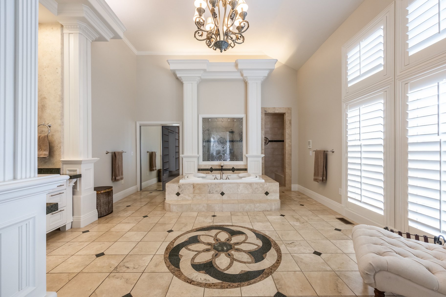  Stately Gated-Community Estate on Nearly Half an Acre: Vaulted Ceilings, Valley - 物件實景