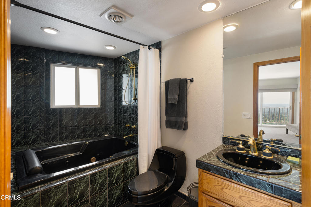 Altadena, California, 91001, United States, 5 Bedrooms Bedrooms, ,6 BathroomsBathrooms,Residential,For Sale,1989048