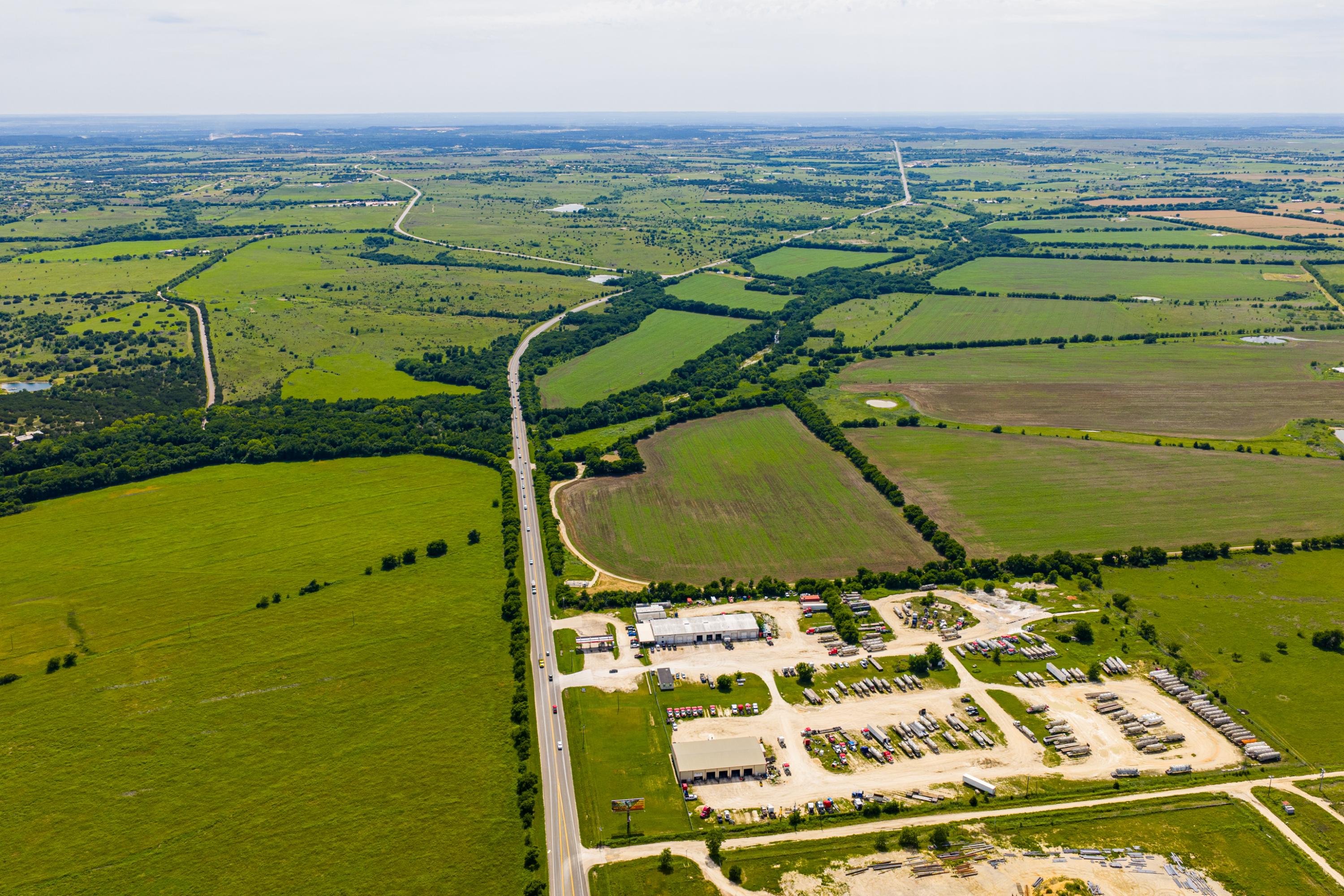  667 Acre Development Property With Two Miles Of Highway Frontage - 物件實景