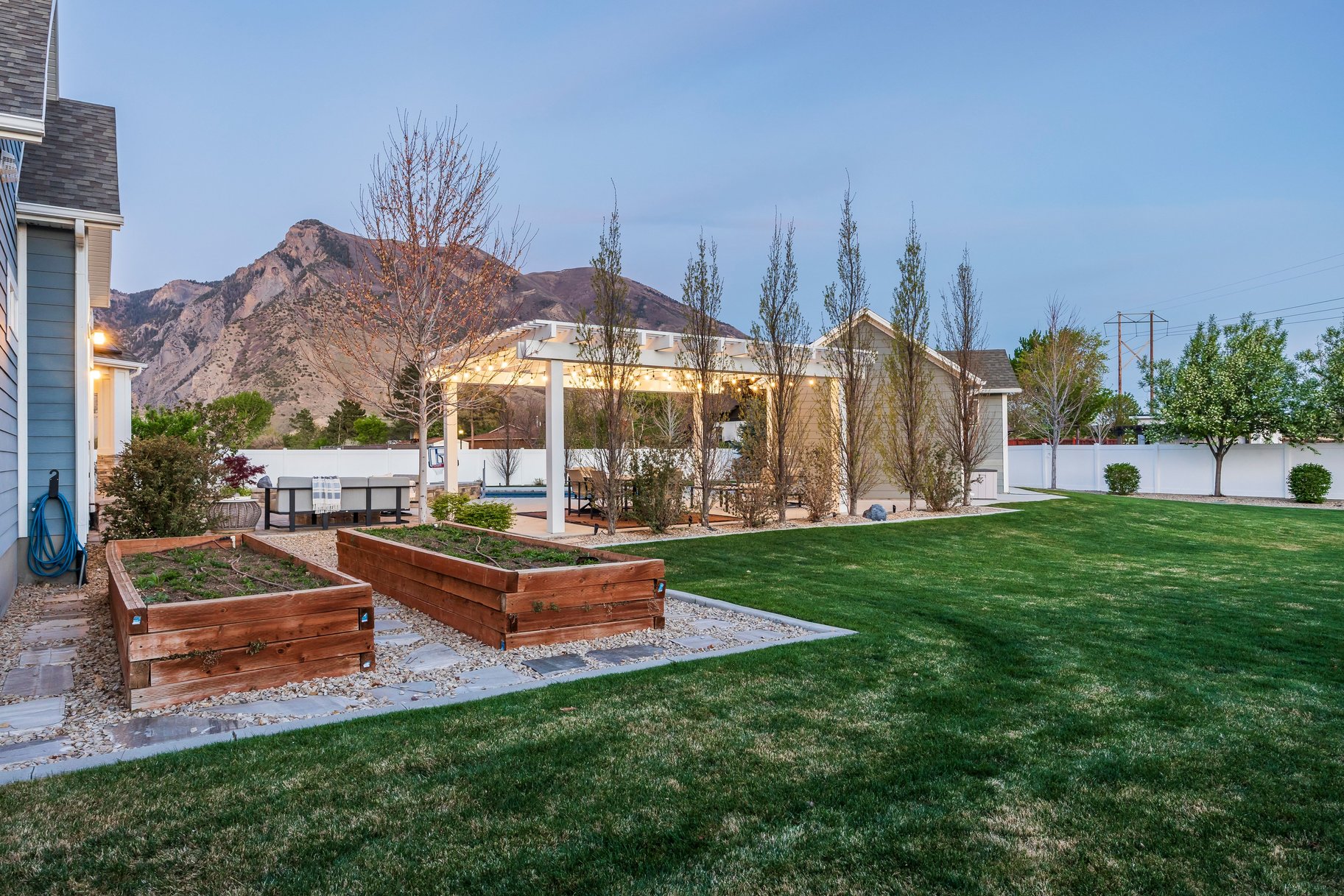  Beautiful Craftsman Rambler With Basement Apartment, Sports Pool and Pool House - 物件實景
