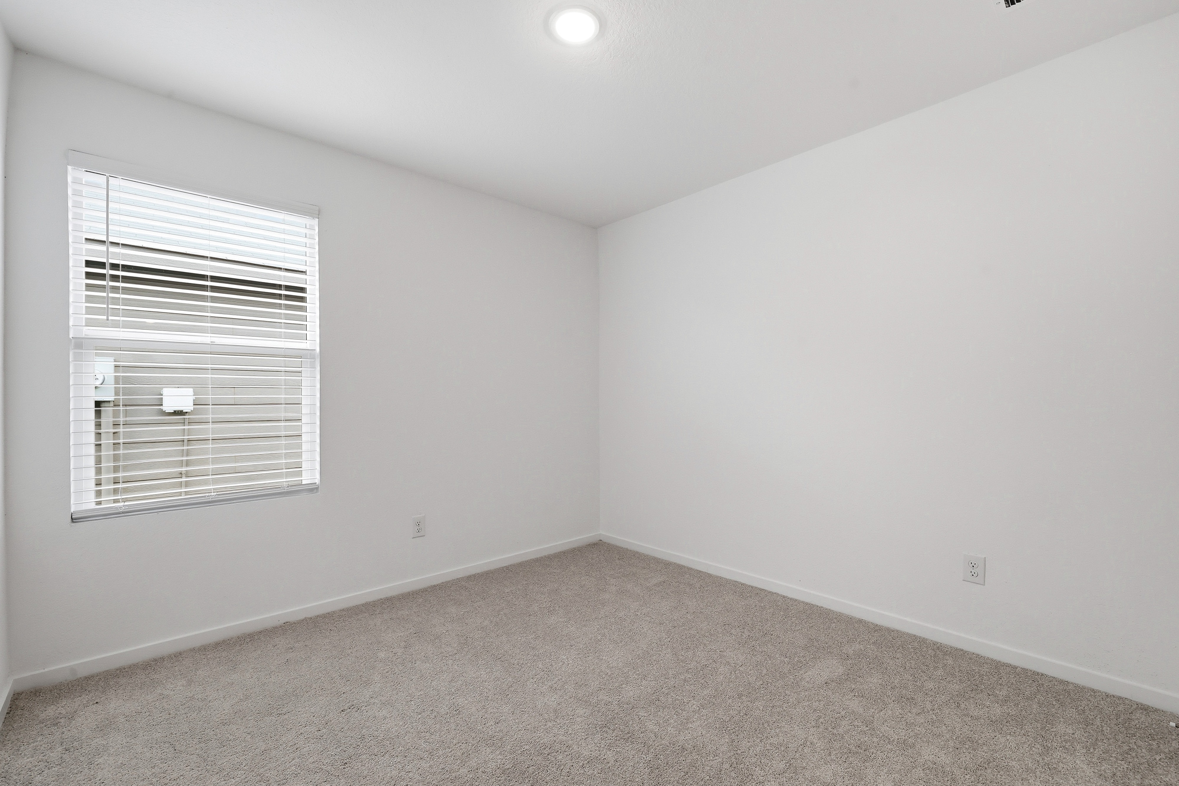  Like-New Home with Upgrades Included - 物件實景
