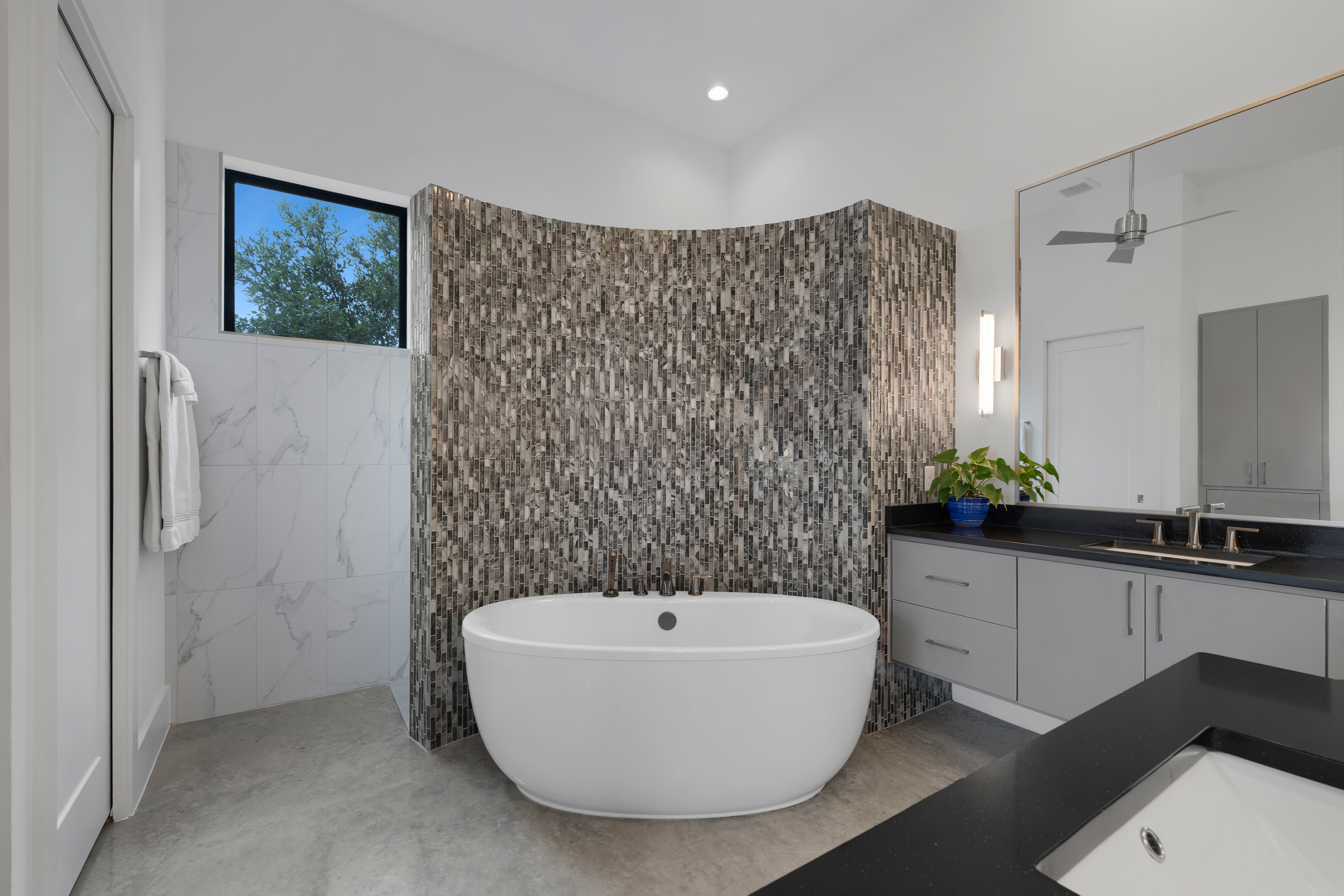  Custom Contemporary with Designer Finishes - 物件實景