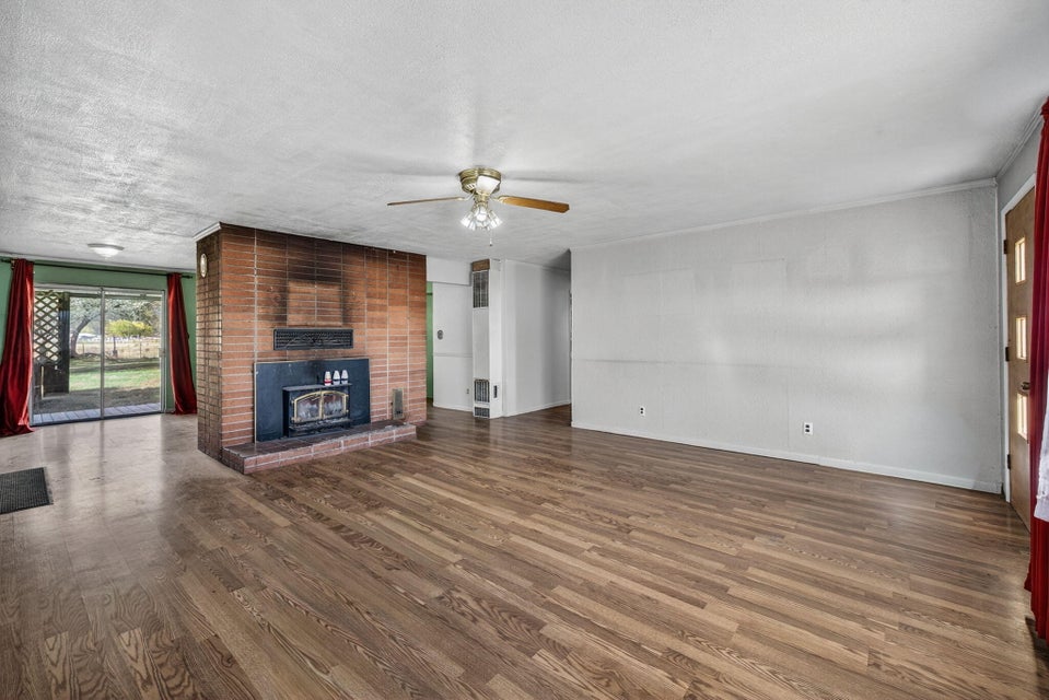 Prineville, Oregon, 97754, United States, 3 Bedrooms Bedrooms, ,1 BathroomBathrooms,Residential,For Sale,1971194