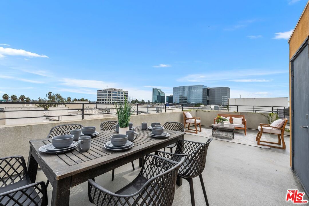 Los Angeles, California, 90025, United States, 9 Bedrooms Bedrooms, ,Residential,For Sale,1940770