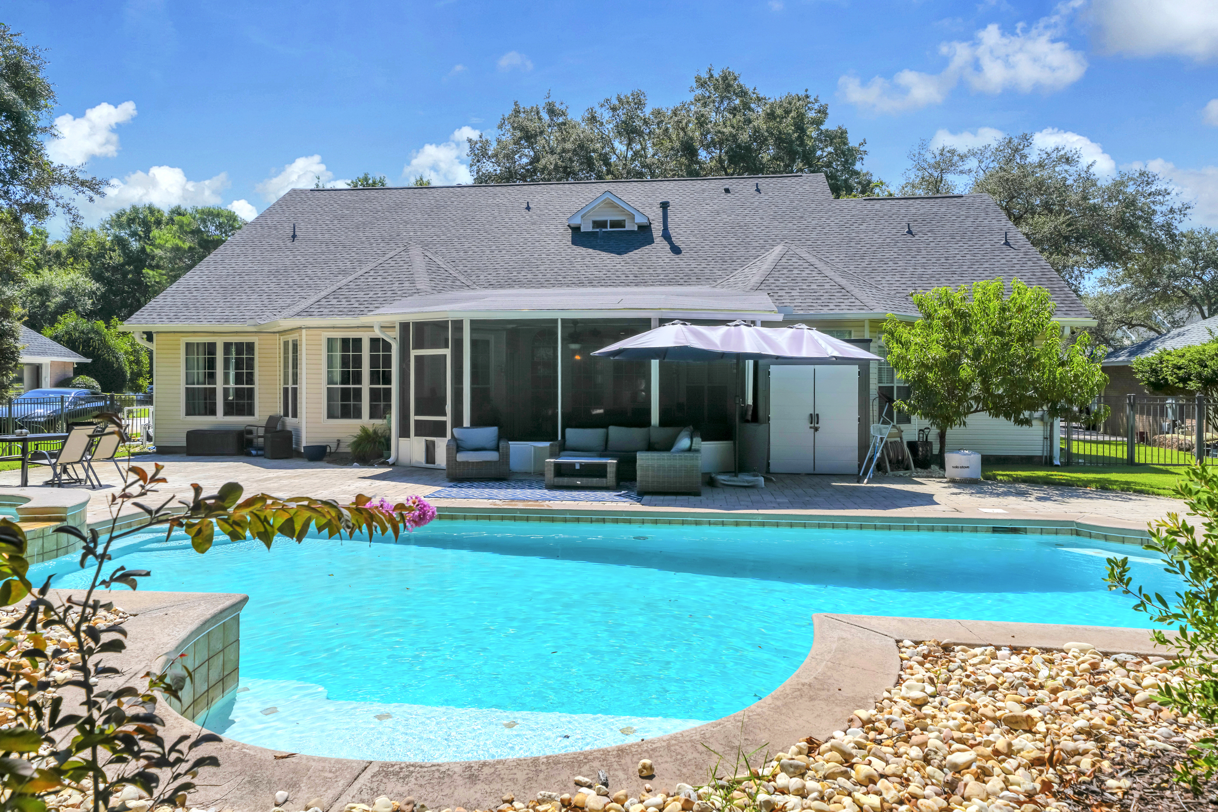  Updated Golf Course Pool Home With Flexible Five-Bedroom Layout - 物件實景
