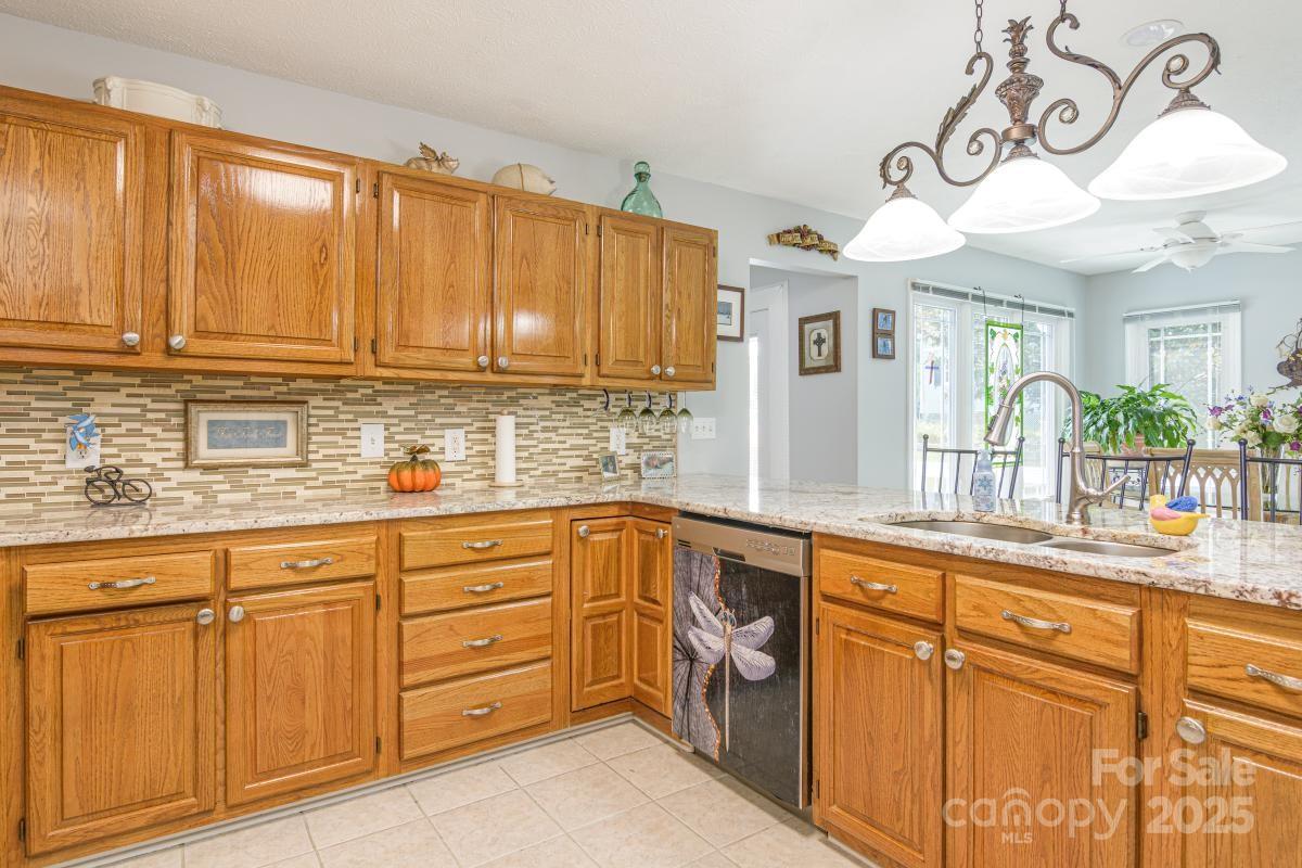 Hendersonville, North Carolina, 28792, United States, 3 Bedrooms Bedrooms, ,3 BathroomsBathrooms,Residential,For Sale,1942631