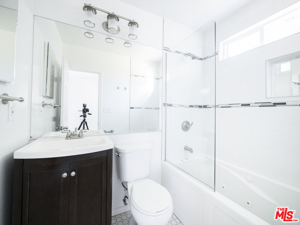 Los Angeles, California, 90066, United States, 4 Bedrooms Bedrooms, ,Residential,For Sale,1991946