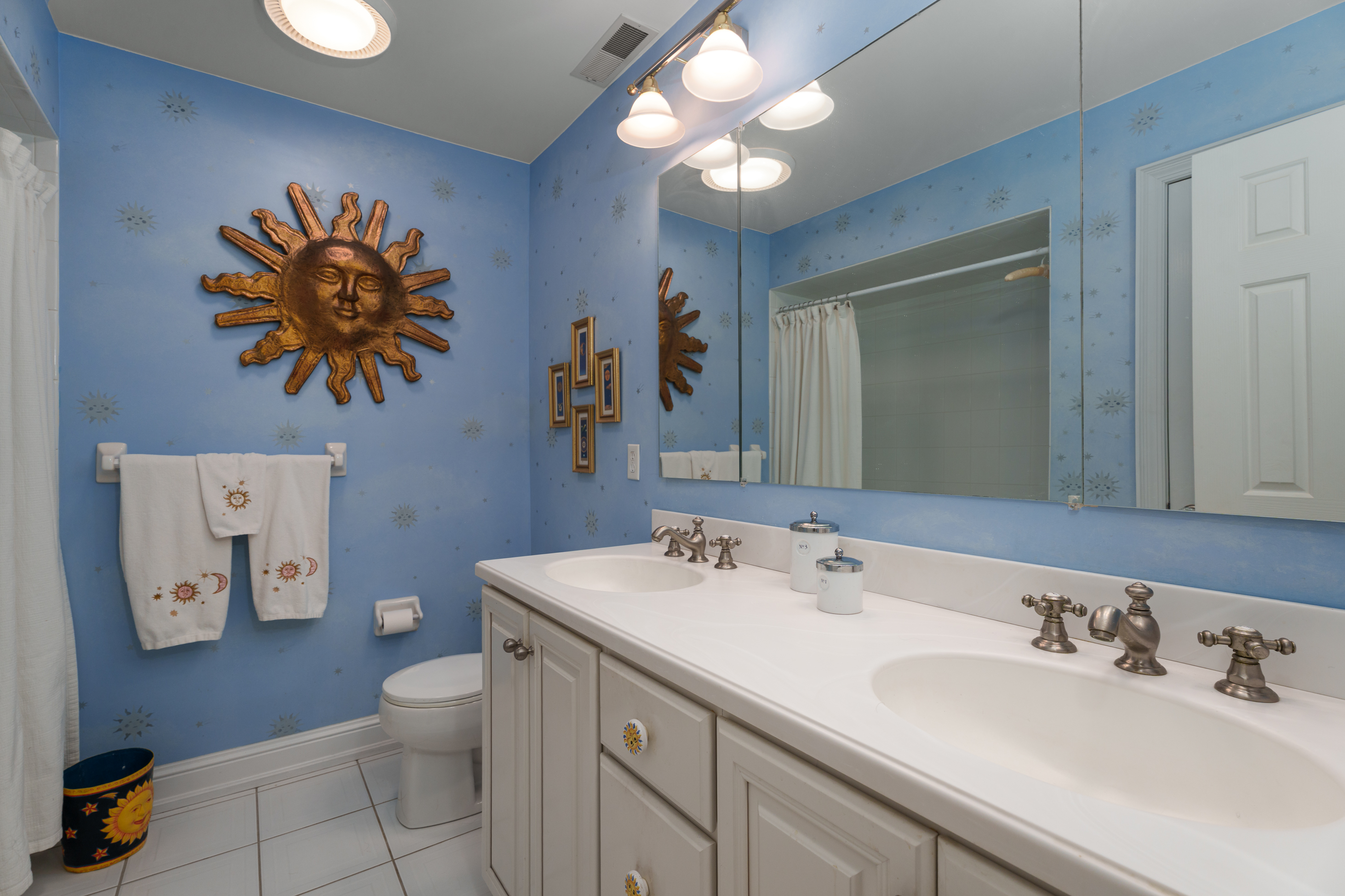  Architecturally Distinct with Greenhouse, Sunroom, and Updated Kitchen - 物件實景