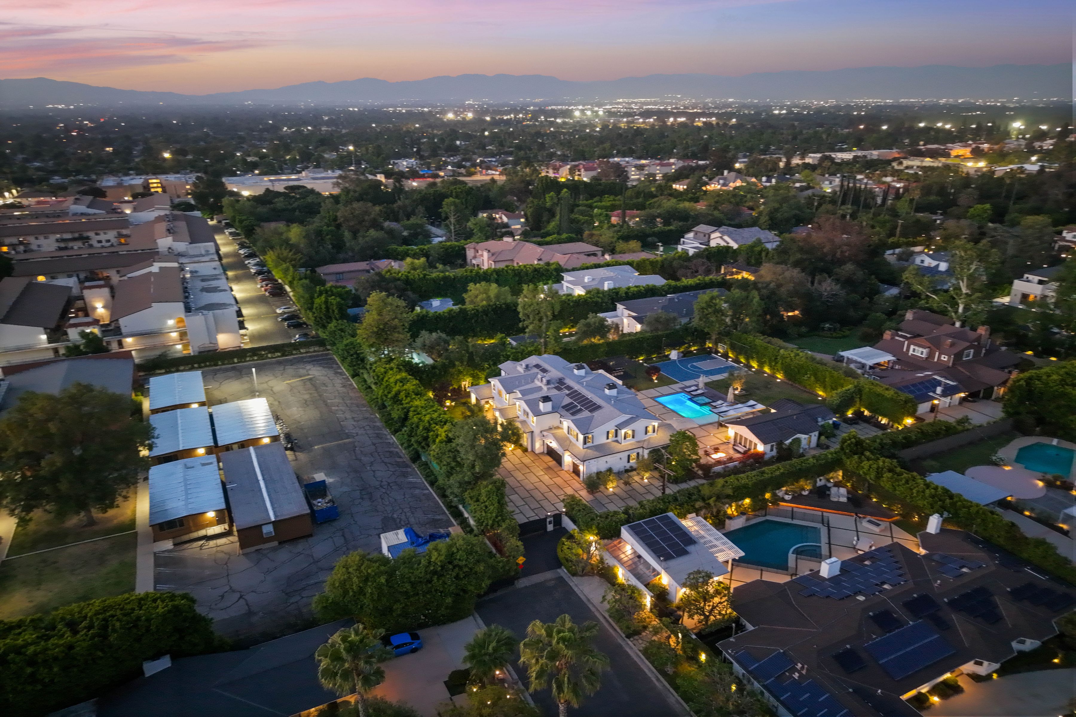  5342 Shoshone Avenue - 物件實景