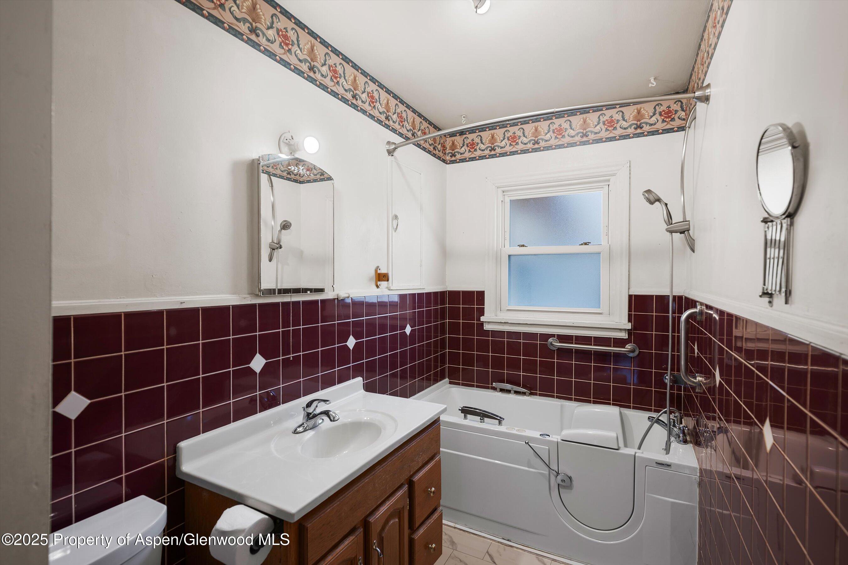 Glenwood Springs, Colorado, 81601, United States, 4 Bedrooms Bedrooms, ,2 BathroomsBathrooms,Residential,For Sale,1997060