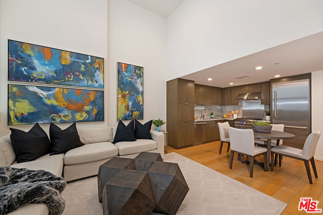 Santa Monica, California, 90401, United States, 2 Bedrooms Bedrooms, ,2 BathroomsBathrooms,Residential,For Sale,2001911