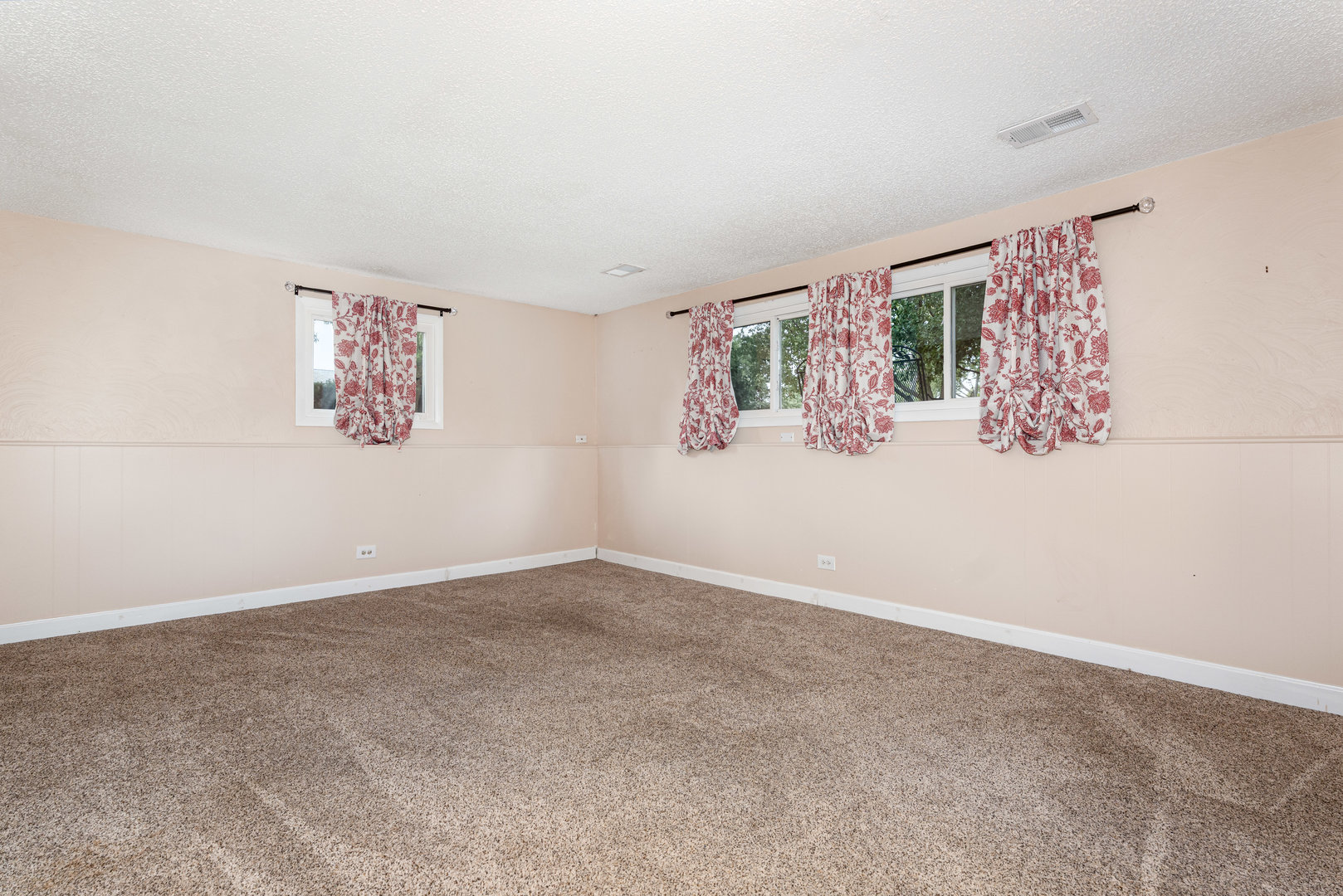 Hoffman Estates, Illinois, 60192, United States, 4 Bedrooms Bedrooms, ,3 BathroomsBathrooms,Residential,For Sale,1961387