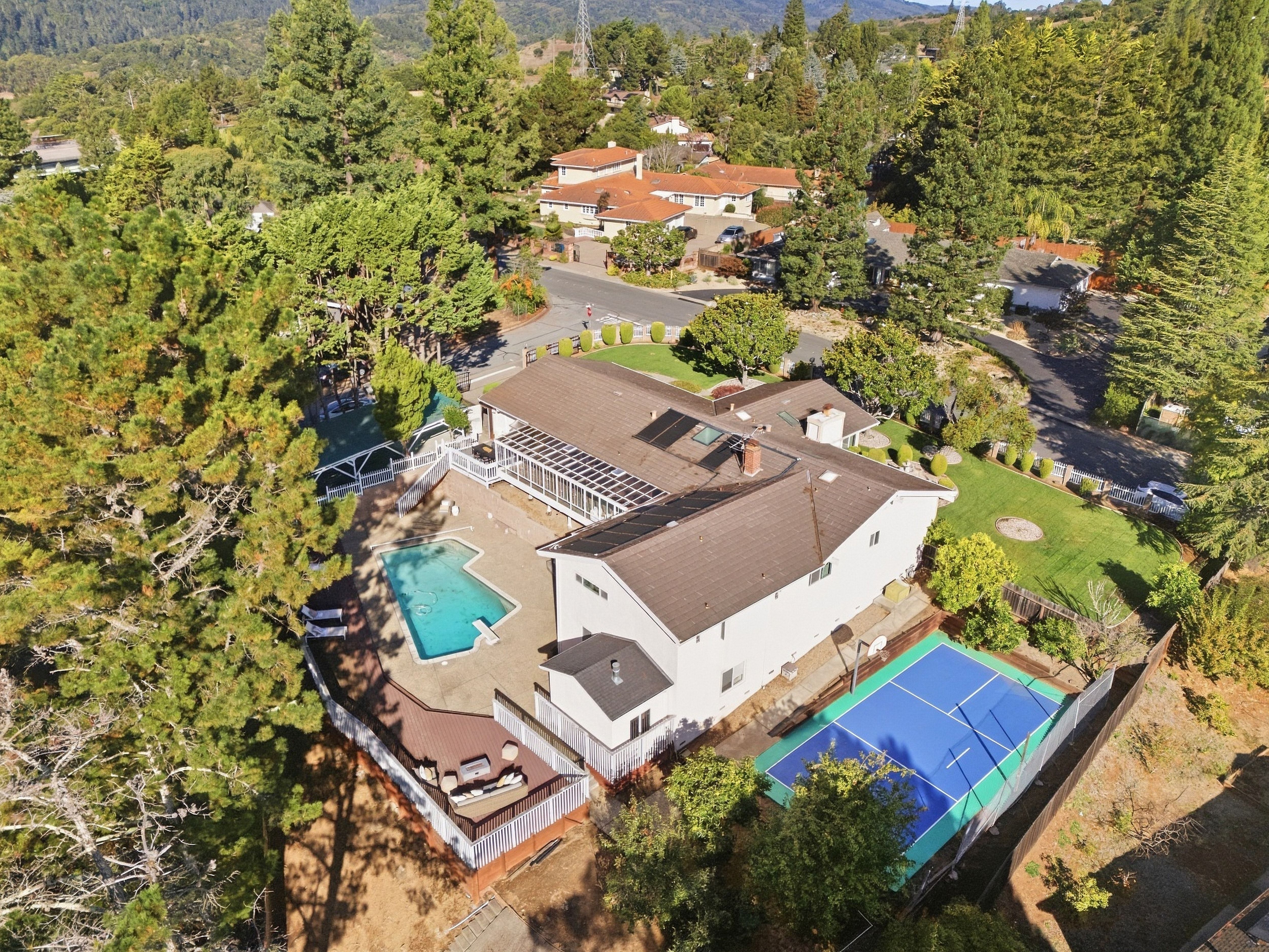  A Rare Hillsborough Retreat, Ready for Its Next Chapter - 物件實景