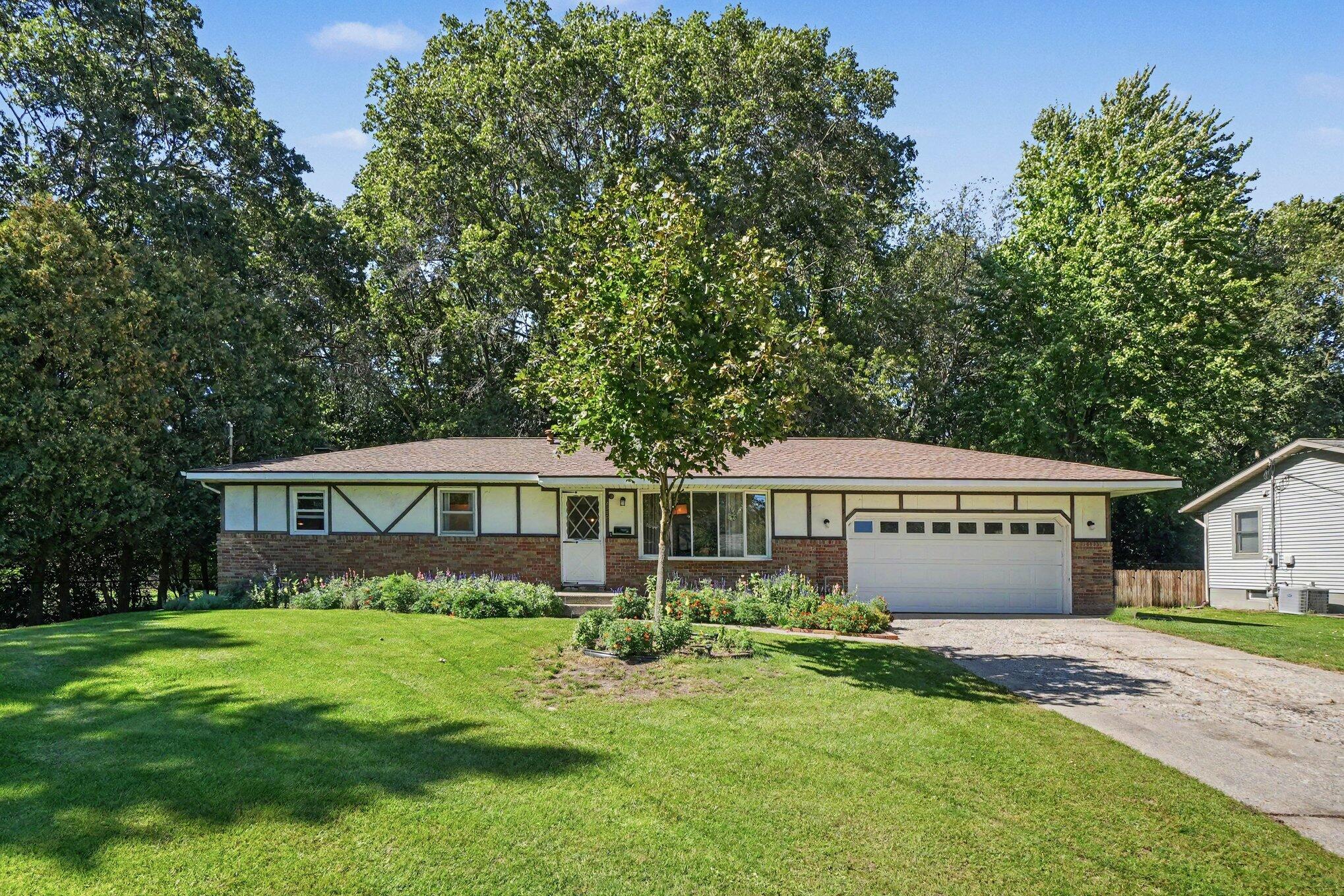 Susan St, Norton Shores, MI 49441