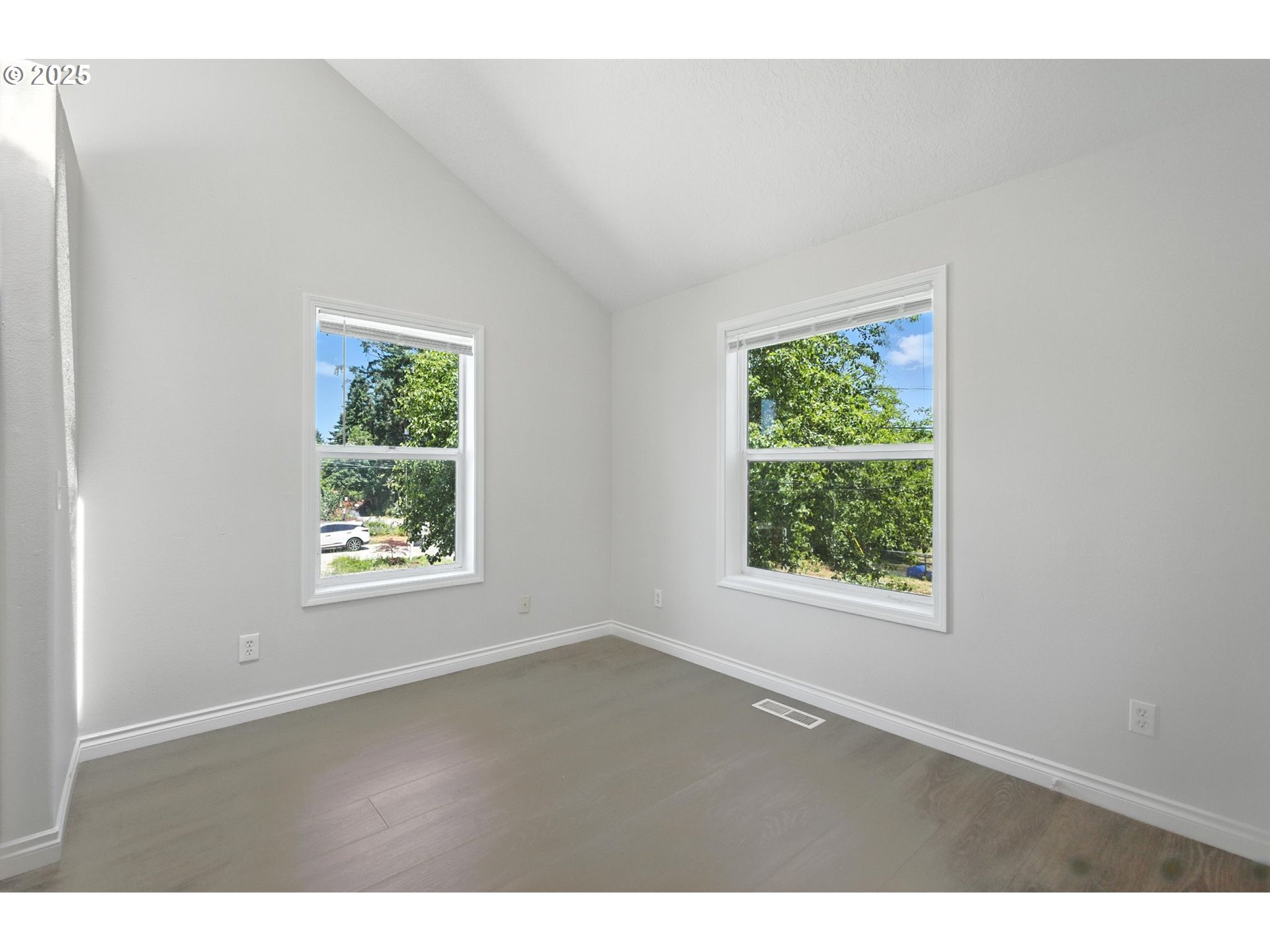 Portland, Oregon, 97266, United States, ,Residential,For Sale,1865465
