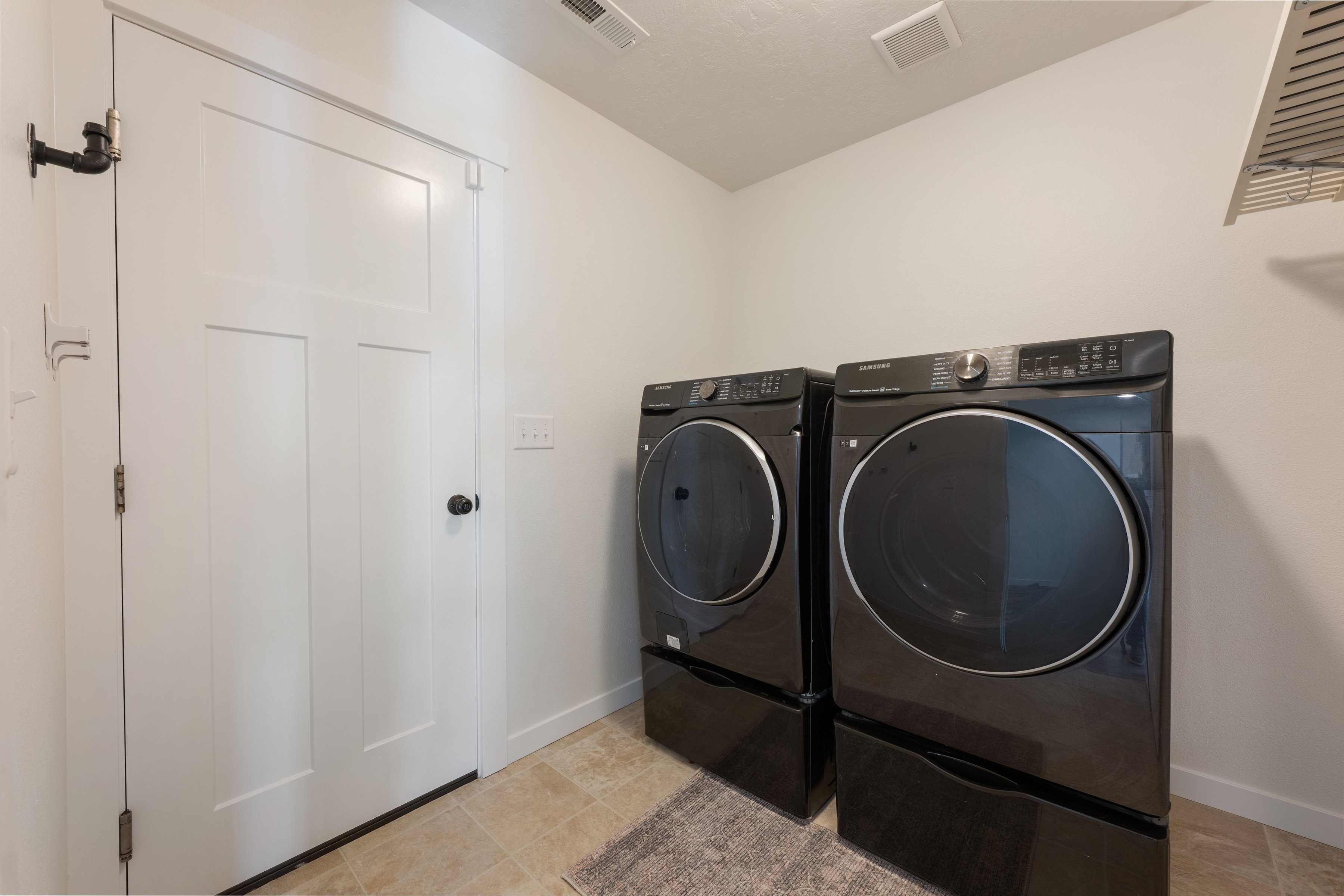  Better Than New  Move-In Ready with Space to Live & Relax - 物件實景