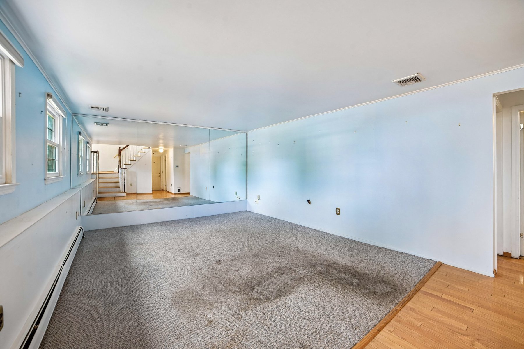  ?Oak Park? Bi-Level Provides Space Location and Long-Term Value - 物件實景