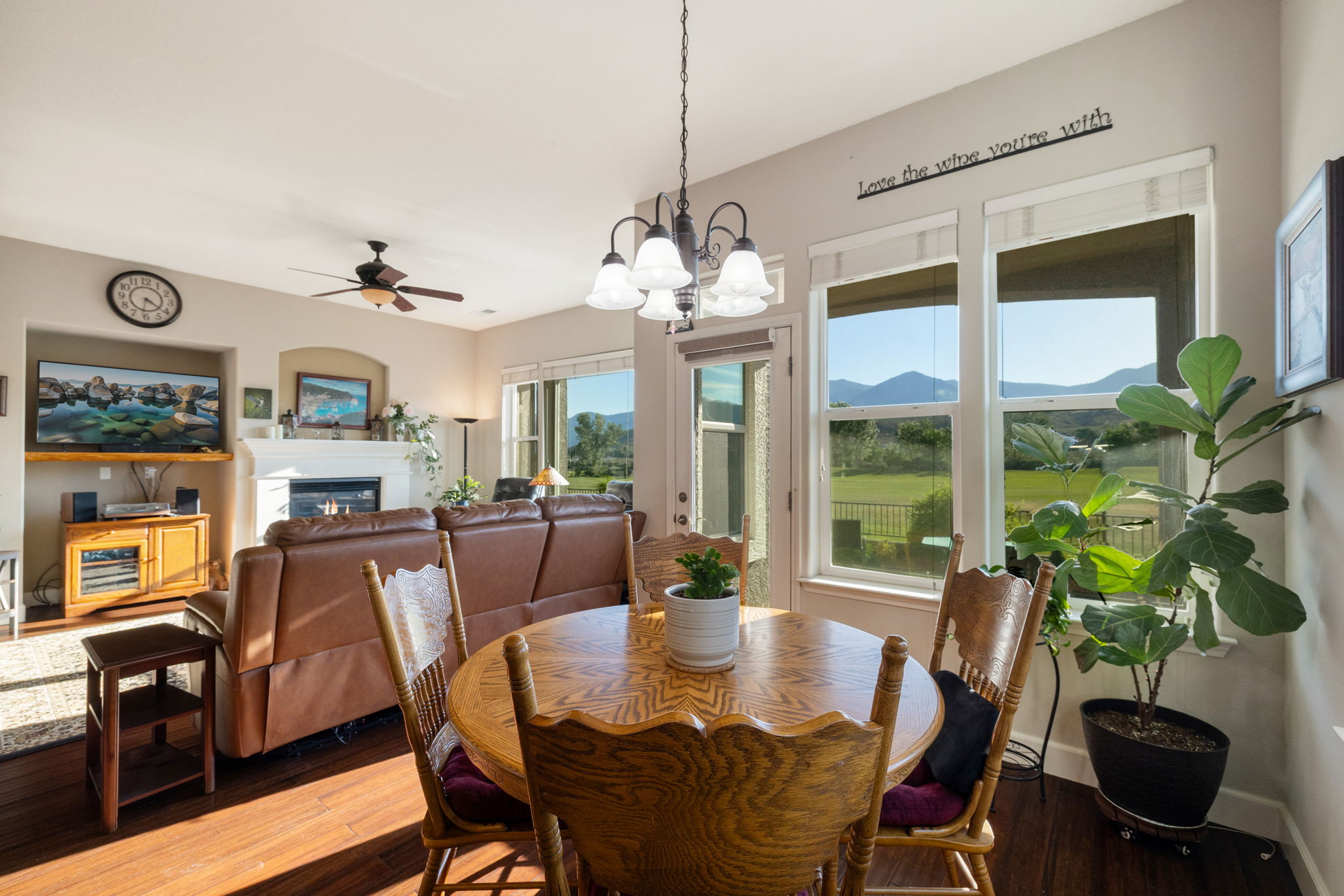  Refined Minden Living with Designer Touches and Captivating Mountain Views - 物件實景